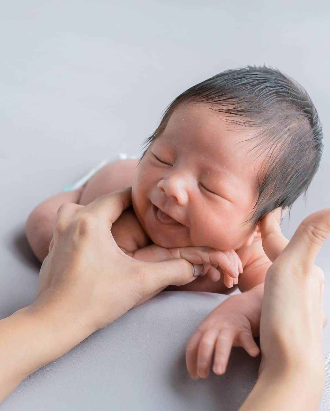 大森美知さんのインスタグラム写真 - (大森美知Instagram)「Newborn Photography🥚💕 明日で新生児が終わってしまう寂しさと嬉しさ🥹✨  もうすでにアルバムの中が子供でいっぱいで 見返してたら生後14日の時に撮った ニューボーンホォトがたまらなく愛おしい🥰✨  シワシワだった体も今は むっちむちで あぁ　たまらない😮‍💨💕  ふぅー明日で新生児が終わりだぁ🕊️  #ニューボーンフォト#新生児#ベビー #男の子ママ#生後14日#記録 #baby#沖縄#okinawa#赤ちゃん」10月14日 21時32分 - michi_oomori_official