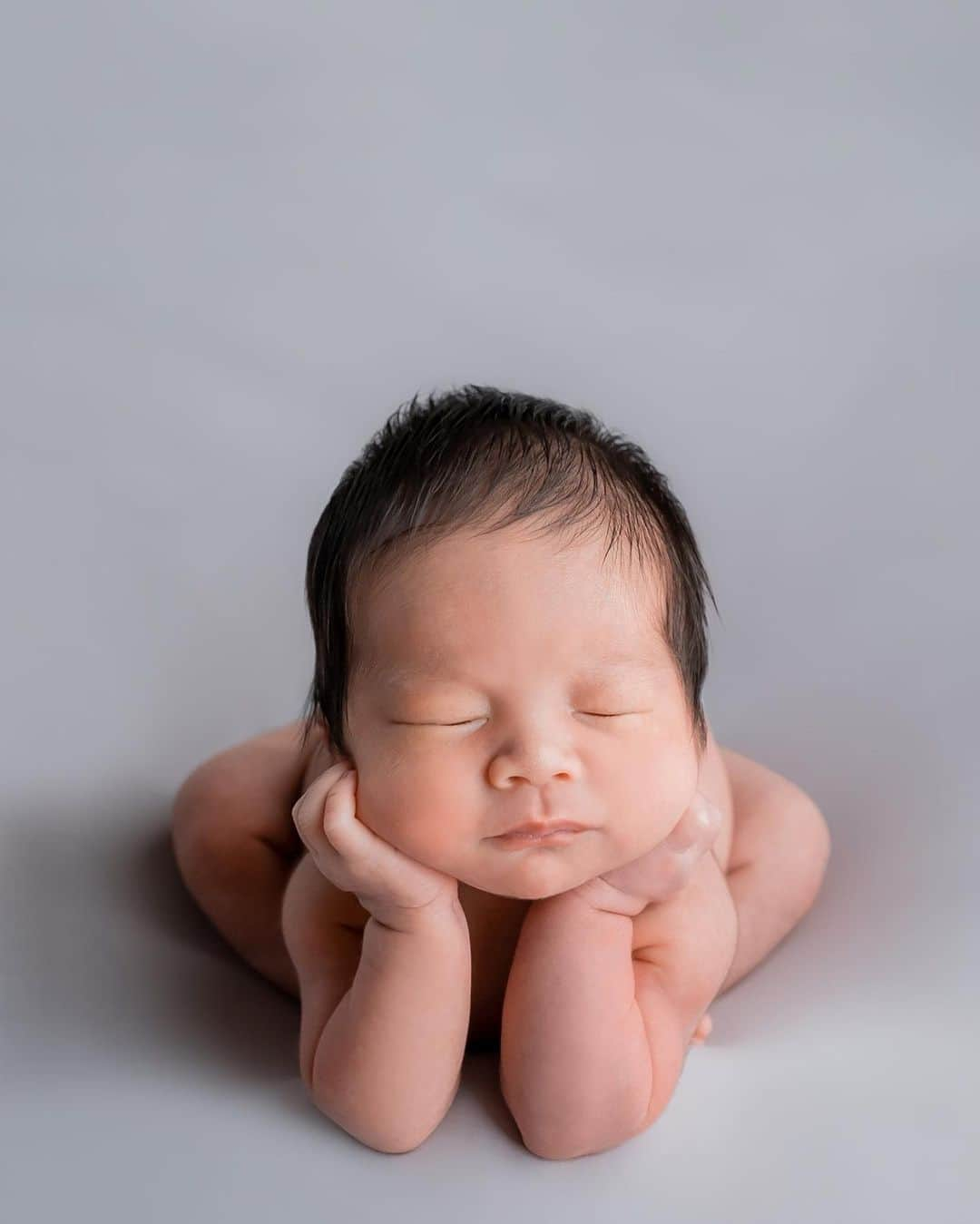 大森美知さんのインスタグラム写真 - (大森美知Instagram)「Newborn Photography🥚💕 明日で新生児が終わってしまう寂しさと嬉しさ🥹✨  もうすでにアルバムの中が子供でいっぱいで 見返してたら生後14日の時に撮った ニューボーンホォトがたまらなく愛おしい🥰✨  シワシワだった体も今は むっちむちで あぁ　たまらない😮‍💨💕  ふぅー明日で新生児が終わりだぁ🕊️  #ニューボーンフォト#新生児#ベビー #男の子ママ#生後14日#記録 #baby#沖縄#okinawa#赤ちゃん」10月14日 21時32分 - michi_oomori_official