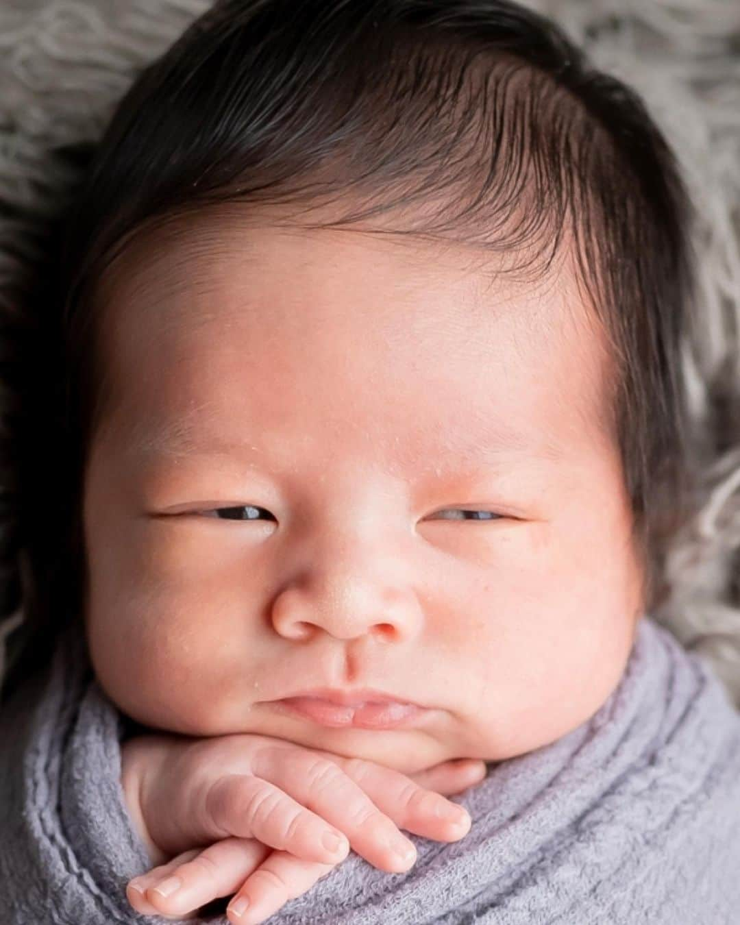 大森美知さんのインスタグラム写真 - (大森美知Instagram)「Newborn Photography🥚💕 明日で新生児が終わってしまう寂しさと嬉しさ🥹✨  もうすでにアルバムの中が子供でいっぱいで 見返してたら生後14日の時に撮った ニューボーンホォトがたまらなく愛おしい🥰✨  シワシワだった体も今は むっちむちで あぁ　たまらない😮‍💨💕  ふぅー明日で新生児が終わりだぁ🕊️  #ニューボーンフォト#新生児#ベビー #男の子ママ#生後14日#記録 #baby#沖縄#okinawa#赤ちゃん」10月14日 21時32分 - michi_oomori_official