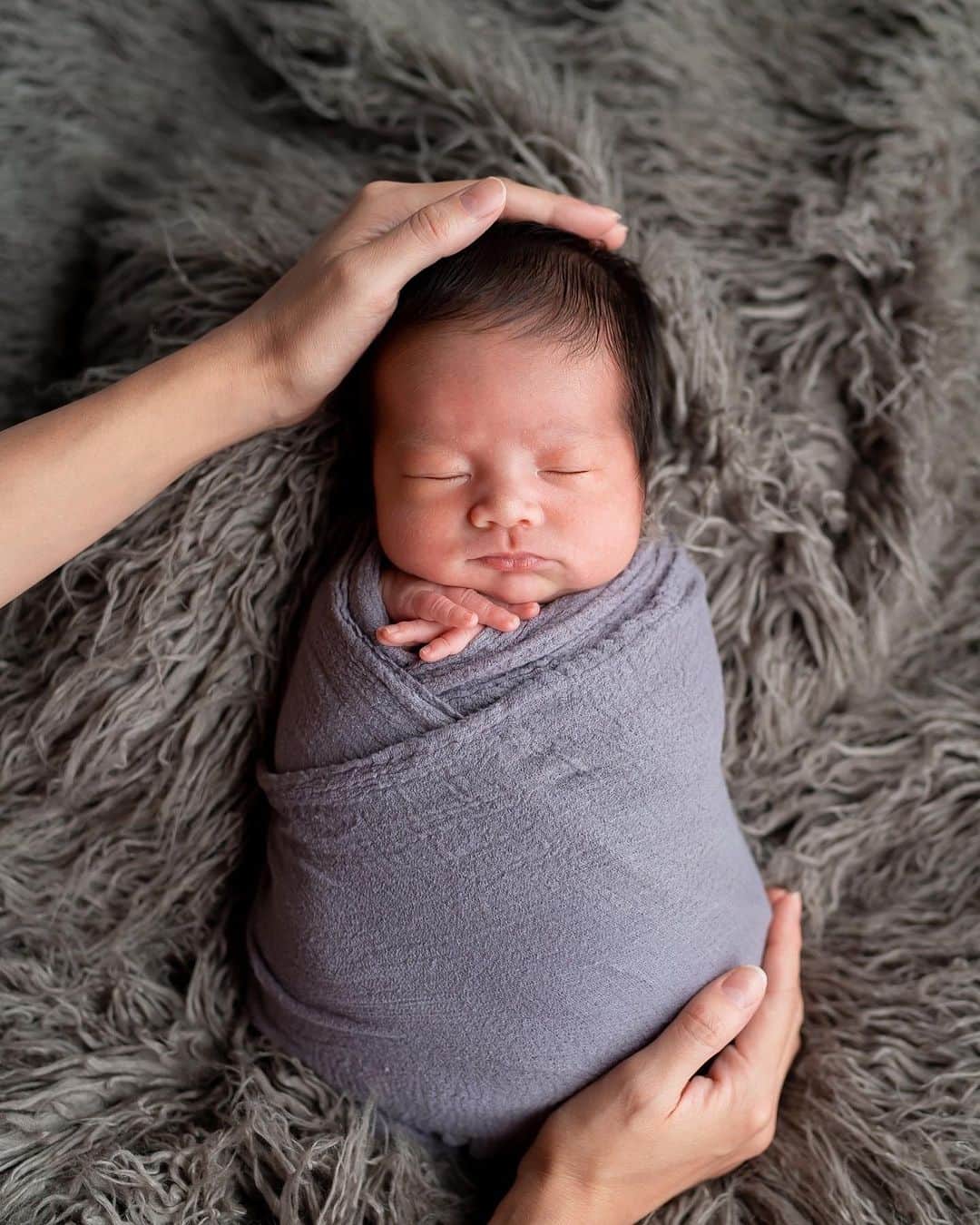 大森美知のインスタグラム：「Newborn Photography🥚💕 明日で新生児が終わってしまう寂しさと嬉しさ🥹✨  もうすでにアルバムの中が子供でいっぱいで 見返してたら生後14日の時に撮った ニューボーンホォトがたまらなく愛おしい🥰✨  シワシワだった体も今は むっちむちで あぁ　たまらない😮‍💨💕  ふぅー明日で新生児が終わりだぁ🕊️  #ニューボーンフォト#新生児#ベビー #男の子ママ#生後14日#記録 #baby#沖縄#okinawa#赤ちゃん」