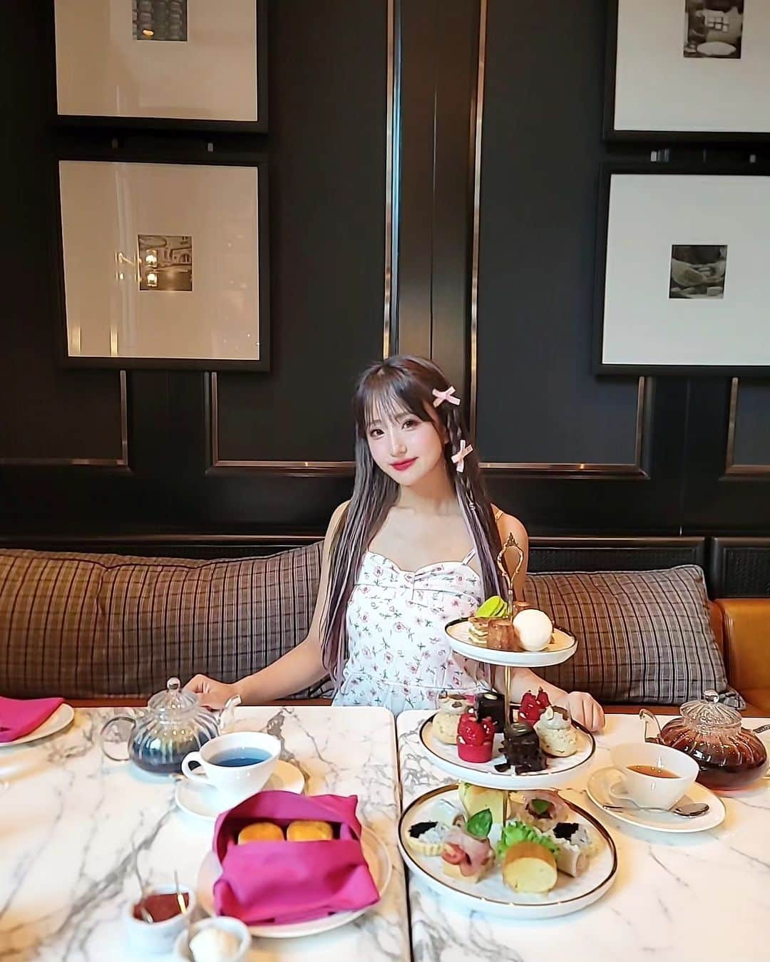 黛実希さんのインスタグラム写真 - (黛実希Instagram)「📍Thailand🇹🇭/Bangkok  バンコクのスクンビットにあるラグジュアリーホテル Sofitel Bangkok Sukhumvit(ソフィテルバンコクスクンビット)  @sofitelbangkoksukhumvit ここのアフタヌーンティーに連れてってもらったよ🌹🍰💕 タイ語はさっぱり1ミリも分からないので注文も全て親友任せ🐰笑  美味しかった〜〜〜〜😋🧁 紅茶も色んな種類あって迷っちゃった🤭  タイ、どこのお店に行っても店員さんたちが褒めてくれて嬉しすぎる😂 みんな優しくてさすが微笑みの国☺🌈  #sofitelbangkoksukhumvit#ソフィテルバンコクスクンビット#スクンビット #タイ旅行#バンコク#タイ#バンコク旅行#海外#海外旅行#海外出張#タイ料理#バンコクグルメ#バンコクカフェ#バンコク観光#バンコク情報#海外旅行好きな人と繋がりたい#Thailand#bangkok#bangkoktrip #การเดินทาง #วันหยุด #ท่องเที่ยวไทย #ไทยเที่ยวไทย #ทะเล #ชายหาด #อร่อย #อร่อยมาก #อาหาร #อาหารไทย  #ภาษาไทย」10月14日 21時33分 - candymiiiki