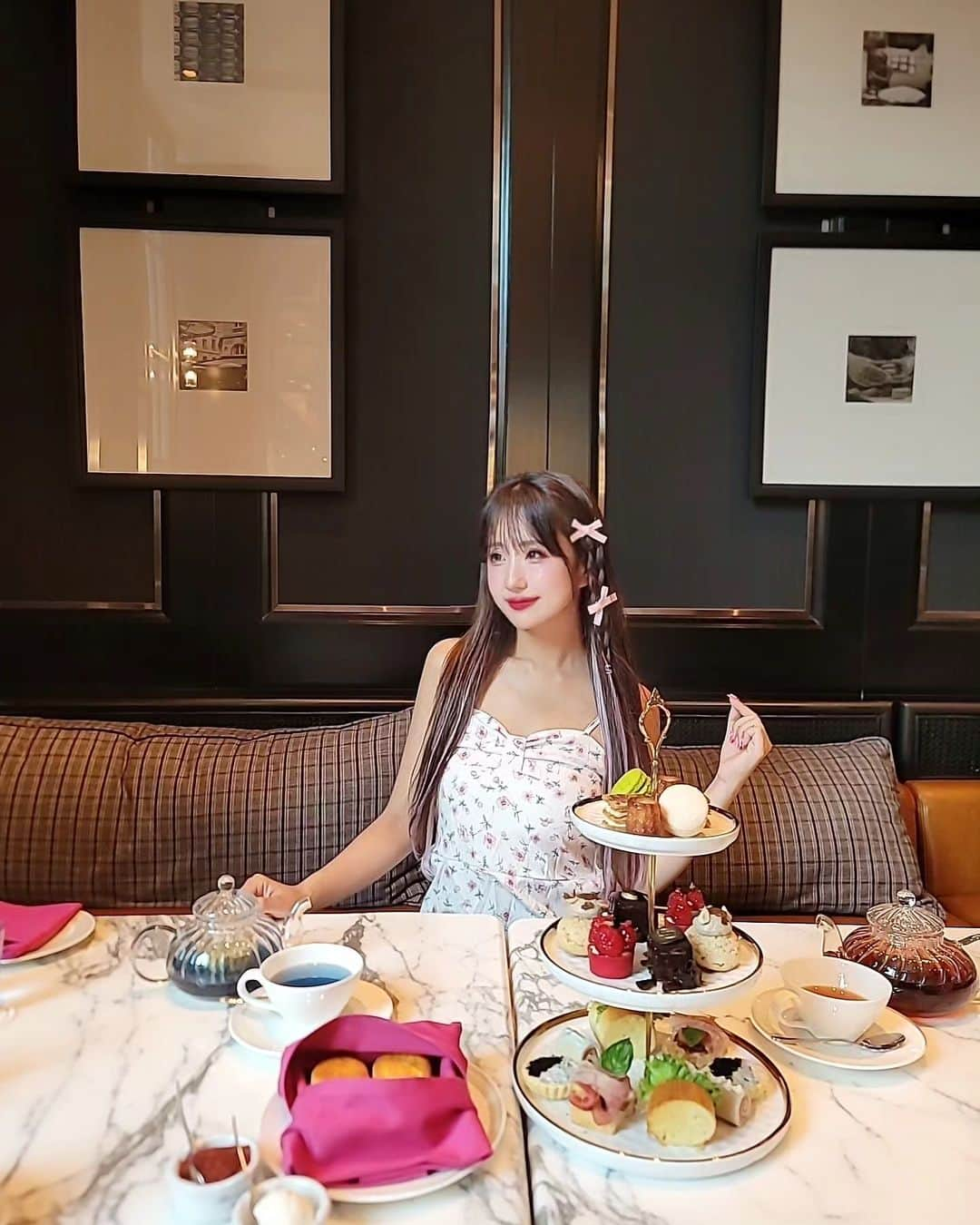 黛実希さんのインスタグラム写真 - (黛実希Instagram)「📍Thailand🇹🇭/Bangkok  バンコクのスクンビットにあるラグジュアリーホテル Sofitel Bangkok Sukhumvit(ソフィテルバンコクスクンビット)  @sofitelbangkoksukhumvit ここのアフタヌーンティーに連れてってもらったよ🌹🍰💕 タイ語はさっぱり1ミリも分からないので注文も全て親友任せ🐰笑  美味しかった〜〜〜〜😋🧁 紅茶も色んな種類あって迷っちゃった🤭  タイ、どこのお店に行っても店員さんたちが褒めてくれて嬉しすぎる😂 みんな優しくてさすが微笑みの国☺🌈  #sofitelbangkoksukhumvit#ソフィテルバンコクスクンビット#スクンビット #タイ旅行#バンコク#タイ#バンコク旅行#海外#海外旅行#海外出張#タイ料理#バンコクグルメ#バンコクカフェ#バンコク観光#バンコク情報#海外旅行好きな人と繋がりたい#Thailand#bangkok#bangkoktrip #การเดินทาง #วันหยุด #ท่องเที่ยวไทย #ไทยเที่ยวไทย #ทะเล #ชายหาด #อร่อย #อร่อยมาก #อาหาร #อาหารไทย  #ภาษาไทย」10月14日 21時33分 - candymiiiki