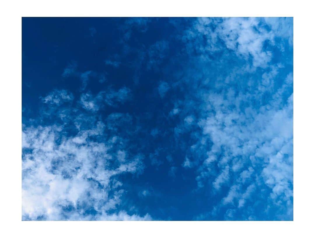 北村花絵さんのインスタグラム写真 - (北村花絵Instagram)「観天望気（かんてんぼうき）ってご存知ですか？ 雲や動物の様子から天気を予想することを言うそうです！  身近なところだと… 富士山に笠雲がかかると☔️や 夕焼けの翌日は☀️も観天望気！  知っておくと役に立つ、自然の中に隠された天気のヒントを天達さんに教えてもらいます😊  空を見上げるのが楽しくなりますよ！  静岡県は10/15（日）放送のテレビ寺子屋で！全国でも順次放送します😊  ムシムシだった夏から急に空気がカラっとして、空も高く感じる今の時期の青空！好きだなー✨」10月14日 21時33分 - hanae_kitamura