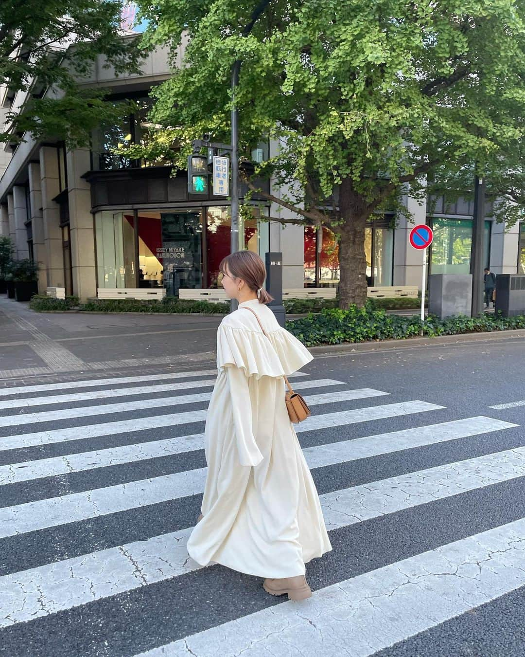 きりまるさんのインスタグラム写真 - (きりまるInstagram)「さいきんの外が気持ちよすぎて ずっとこの天気がいいなあ〜☀️🍂  ああ、今年もあっという間やなあ って感じる日々です 🧶 （ちなみにネイルはキャンメイクのN89）  みんなは今年、 やり過ごしたこと、後悔してることは ないかい？😋🫶🏻なんでもまず！ 行動せんと何にも始まらんぞー！の 精神でいつもわたしは生きてます🔅  私は行動せずにそんままにして、 どうせ後悔するんなら、 なにか行動してその結果に後悔 した方が何倍もすっきりすると思うんよ 🫶🏻 過去って変えられないけんこそ これからの自分が変わるかもしれん今を 自分の行動で変えていくしかないよなあって！ね  私も今まで沢山後悔と失敗を 積み重ねてきて思う言葉です  急になんかすごい ポエマーみたいなこと言ってごめん笑笑  なんか昔良く私こういうの書いてたなあ っていま懐かしい思い出がよみがえってきた 🛌  みんな今日も明日もあさっても ずっと幸せに楽しく過ごしてねっ🤍🔅  だいすきでーーーす！  きりより . .」10月14日 21時29分 - kirimaruuu