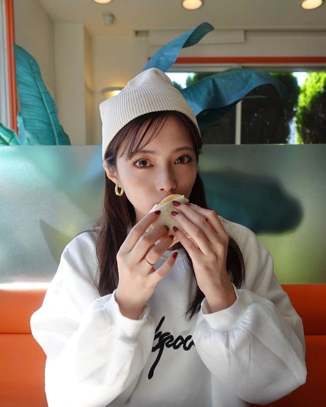 橘ひろなのインスタグラム：「お仕事で野田へ行った時、 有名なサンドイッチ屋さんへ🥪  普段サンドイッチ食べる事ないから 美味しさにびっくりした〜！  全身白だったから こぼさない事が第一目標でした✌️」