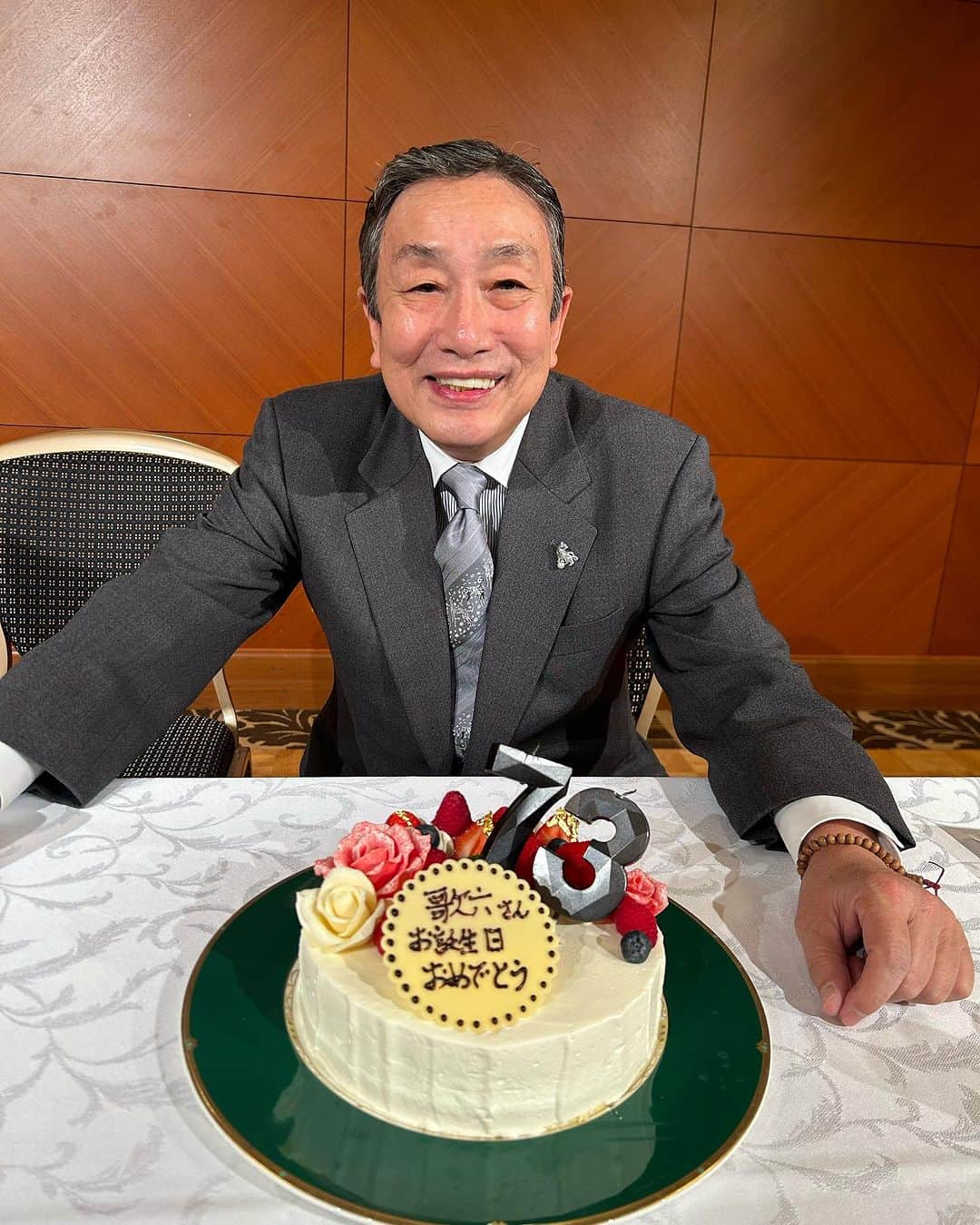 中村米吉のインスタグラム：「㊗️㊗️㊗️ 本日は父 歌六の73回目のお誕生日です🎉  歌舞伎役者ですから、“七三”で一つ決まってもらった所で、本舞台へ向かい、ますます活躍してもらいたいと思っています！  今日は我が家の後援会 『稲穂の会』の茶話会がありましたので、そこでお祝い🎂  今回の茶話会はくじ引きに見事あたった（あってしまった？笑）方を壇上に招いて父と僕と3人でお喋りする新しい形式でやってみました🌾 12人の皆さんありがとうございました！  最後にリクエストにお応えし、今日のネクタイの柄を👔 親子3人お揃いでクロアチアで買ってきたダルメシアン柄のネクタイ🐶 ネクタイもダルメシアンもクロアチア発祥なんですよー🇭🇷  ご参加くださった皆さんありがとうございました😊  #お父さん #父 #お誕生日 #happybirthday  #中村歌六 #73歳 #稲穂の会 #茶話会 #クロアチア #Croatia #ネクタイ #ダルメシアン  #中村米吉」