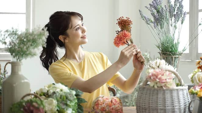 りーまるのインスタグラム：「2枚目以降も私です👶👧📷笑  小さな子の憧れ、 お花屋さんの撮影でした🥰💐  そんな私は 3歳の頃 安室奈美恵ちゃんになりたく、  小1の頃は SPEEDになる気まんまんだった🤣♡  みんなの小さな頃の 将来の夢、何だった🎤？ （すごく知りたい😍）  #広告モデル #CMモデル #モデルタレント #フラワーレッスン東京  #フラワーアレンジメント教室東京  #フラワーショップ撮影  ・ ・ -————————————— 【10,11月の撮影依頼お待ちしてます📷】 @riii_maru162cm  DMにてよろしくお願いします🤲 ※動画スチール共にOKです◎ ※実績はプロフィールよりご確認ください ※10月空き日はハイライトにてご確認よろしくお願いします ———————————————— ・ ・ #女性モデル#広告撮影#ペア撮り#雑誌モデル #フリーランスモデル東京 #東京モデル#フリーモデル東京 #撮影依頼募集中 #広告モデル募集 #３０代モデル#ビューティー撮影#ミセスモデル#パーツモデル#広告撮影モデル #タレントモデル #スキンケアモデル#ヘアメイクサロン#サロン撮影モデル #りーまる」