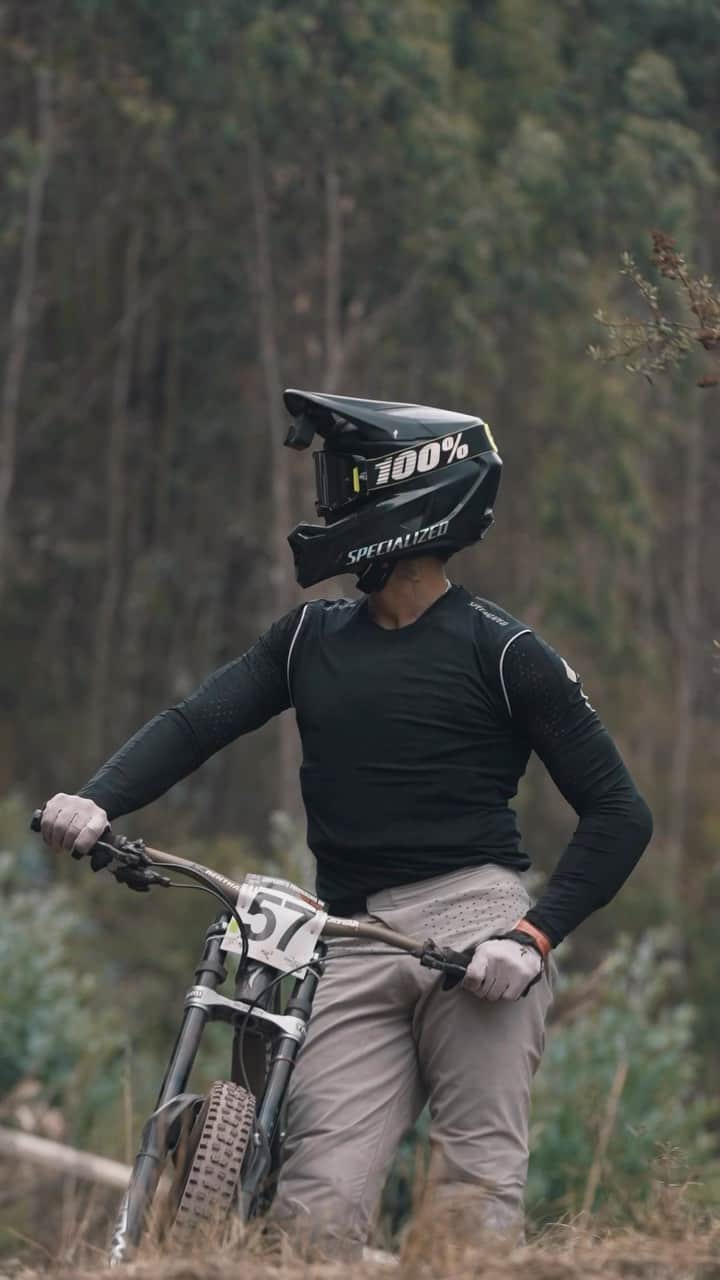 Hugo Garciaのインスタグラム：「Qualy day 🏁⚔️⛰️  Se acabaron los entrenamientos oficiales, hoy es el primer paso de lo que será mi primera participación en la carrera más importante del continente! Vamos con todo a buscar esa bajada limpia sin errores en el antigrip Cusqueño!   No se olviden de mandar las vibras positivas 🙌🏽🇵🇪🇵🇪 . 📹 @carmonaperu  . . @specializedperu  @fordperu  @redbullperu  @gopro  @taiorestaurante  @reebokperu  @oppomobileperu  @crocsperu  @ride100percent.pe  @riderlab.pe  @scs.peru」