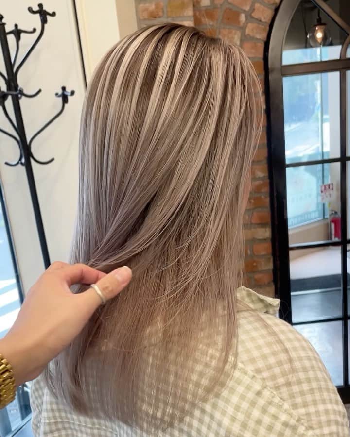 のインスタグラム：「11.12月のご予約のDM頂くのですがもう少々お待ちください🙇 ・  #ブロンドヘアー  #ブロンド #blondhair #olaplex #balayageartists #ホワイトヘアー #ホワイトベージュ #ケアブリーチ #ハイトーンカラー #bleachhair #ボブスタイル #外国人風ヘアー #グラデーション #バレイヤージュ #gradationcolor #balayage #balayageombre #balayagehighlights #Whitecolor #ブロンドヘアー #抜きっぱなしブリーチ  #ホワイトブロンド #ホワイトブリーチ #外国人風ハイライト　 #髮型  #」