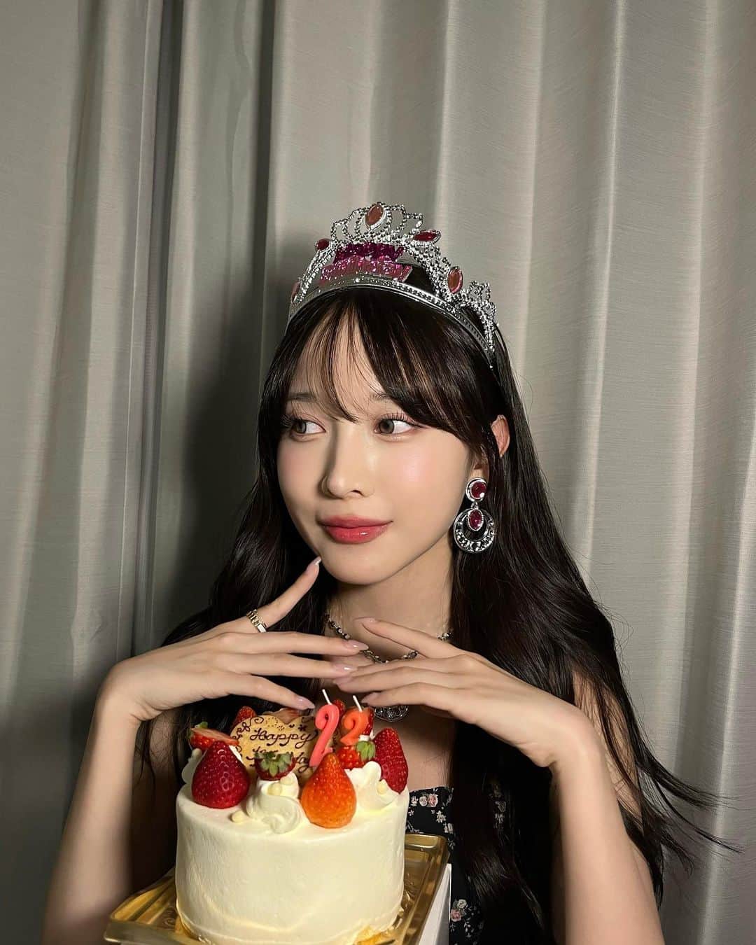 菊池せいらのインスタグラム：「今日で23歳になりました🫶🏻 この本当に幸せな一年で、たくさんの人に新しく知ってもらえて色んな人に出逢えて良い22歳を過ごせたな🐶 今日の誕生日までに立てた目標もがむしゃらに頑張ってたら全部達成できて22歳に何の悔いもない！ 23歳はもっともっと努力して最強な女性になれるように頑張ります！ メンションやDMでお祝いくれた子ありがとう🥹 23歳の南聖羅もよろしくお願いします🖤」