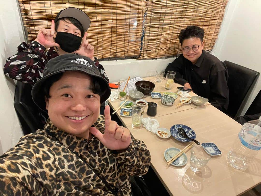 はぎちゃんのインスタグラム：「こないだ久しぶりに銀シャリ橋本さんとまっしーとお飲み飲み🍻橋本さんには、結婚の立会い人になってもらったり、株式会社ピヨピヨの会社名決めてもらったり、お世話になりっぱなし！いつか恩返しせねば！楽し過ぎておベロベロ！ #銀シャリ #橋本さん #まっしー #はぎちゃん #社長芸人 #双子のパパ #株式会社ピヨピヨ #ピヨピヨ軽貨物 #軽貨物」