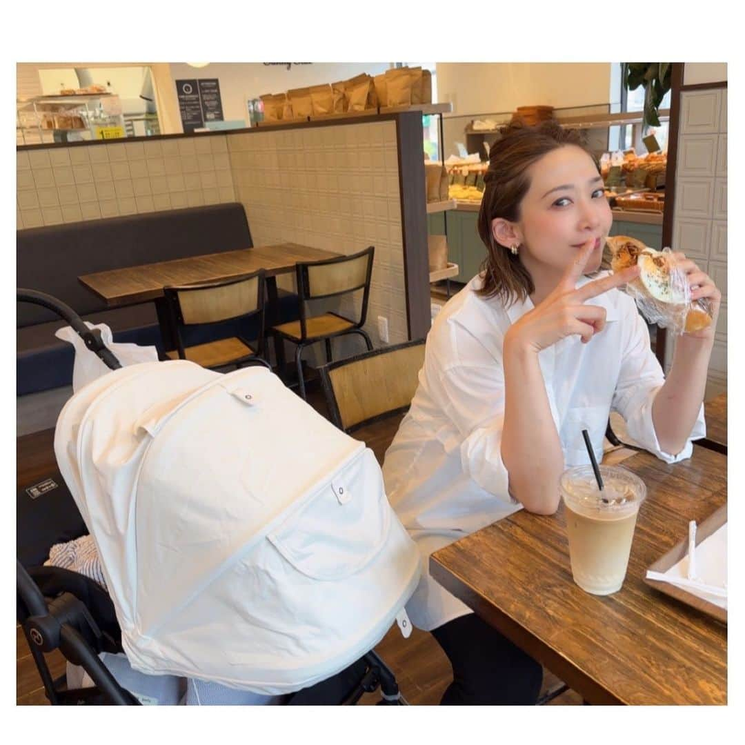 龍真咲のインスタグラム：「おでかけ👶🐶🩵❤️ 焼きそばパン ガッツリ 炭水化物✖︎炭水化物 ケーキも食べる 今は体力勝負なので！！ 😂 自分の機嫌とうまく付き合いつつ。。 バランスを取りつつ。。 大事なことです💡  #赤ちゃんのいる生活  #寝かしつけ中　👶🌟💤 #子守唄」