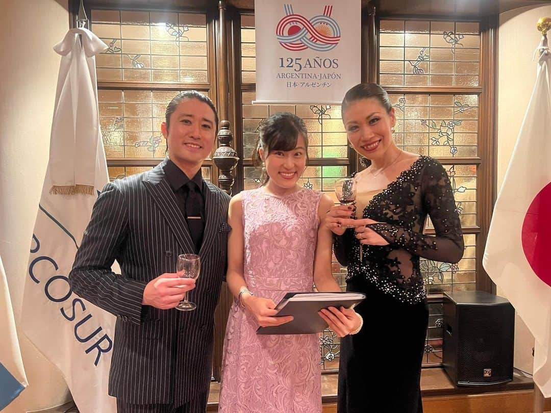 竹内里奈さんのインスタグラム写真 - (竹内里奈Instagram)「🇦🇷job🎤 アルゼンチン大使館にて日本と国交125周年記念の ワインのレセプションパーティーで司会させていただきました✨  アルゼンチンタンゴで 世界的に活躍されるダンサーのお二人と☺️ 会場を一瞬で魅了する素晴らしいダンスでした👏  アルゼンチンワインと芸術の魅力満載のパーティーで とてもステキな会でした🍷✨ ・ ・ ・ ・ ・ ・ ・ #アルゼンチン #アルゼンチンワイン #アルゼンチンタンゴ #パーティー司会 #mc #パーティードレス #レースドレス #竹内里奈」10月14日 21時37分 - rina.takeuch