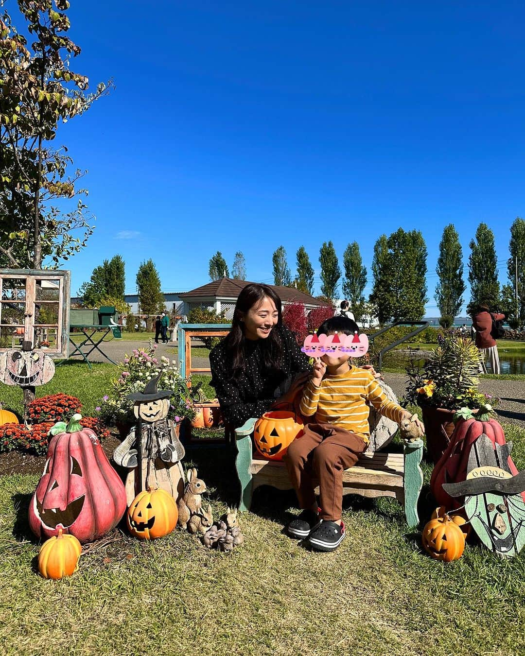 今井美穂のインスタグラム：「⁡イングリッシュガーデンが ハロウィン仕様に🎃✨🌸 ⁡ か、かわいい🥰 ⁡ 至る所にフォトスポットが😆 可愛いお洋服着て遊びに来てる子供達 いっぱいでした😊 ⁡ 秋の草花にもめちゃくちゃ癒される🍂💓 ⁡ そんな中で息子は鯉に夢中 私はかぼちゃのジェラートに夢中、、、笑 ⁡ ⁡ 私の地元のおすすめスポットです☺️ ⁡ #新潟県見附市 #見附イングリッシュガーデン #ハロウィン」