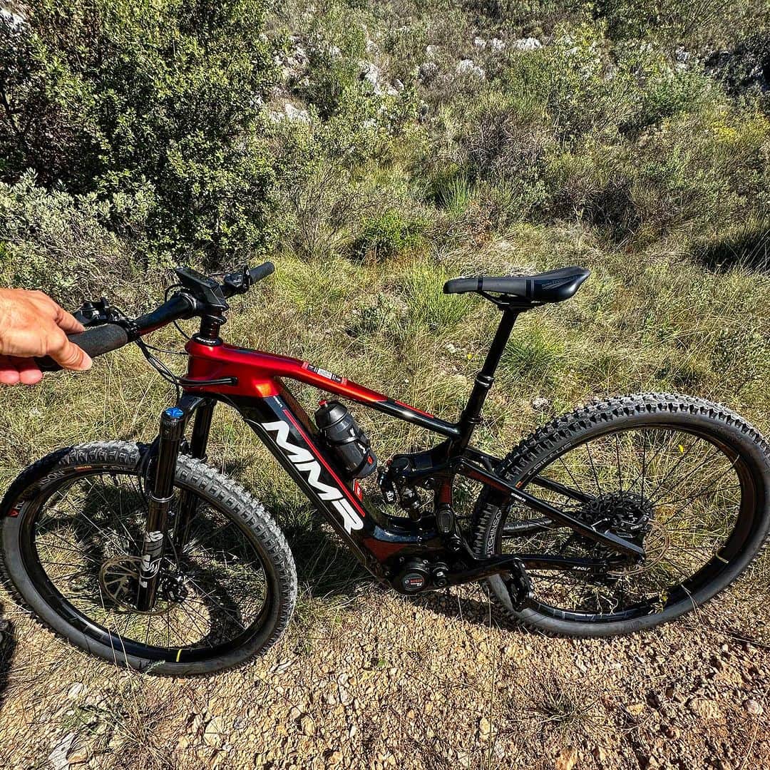 フェルナンド・アロンソのインスタグラム：「Día de paseo con la BESTIA 😍 @mmrbikes !」