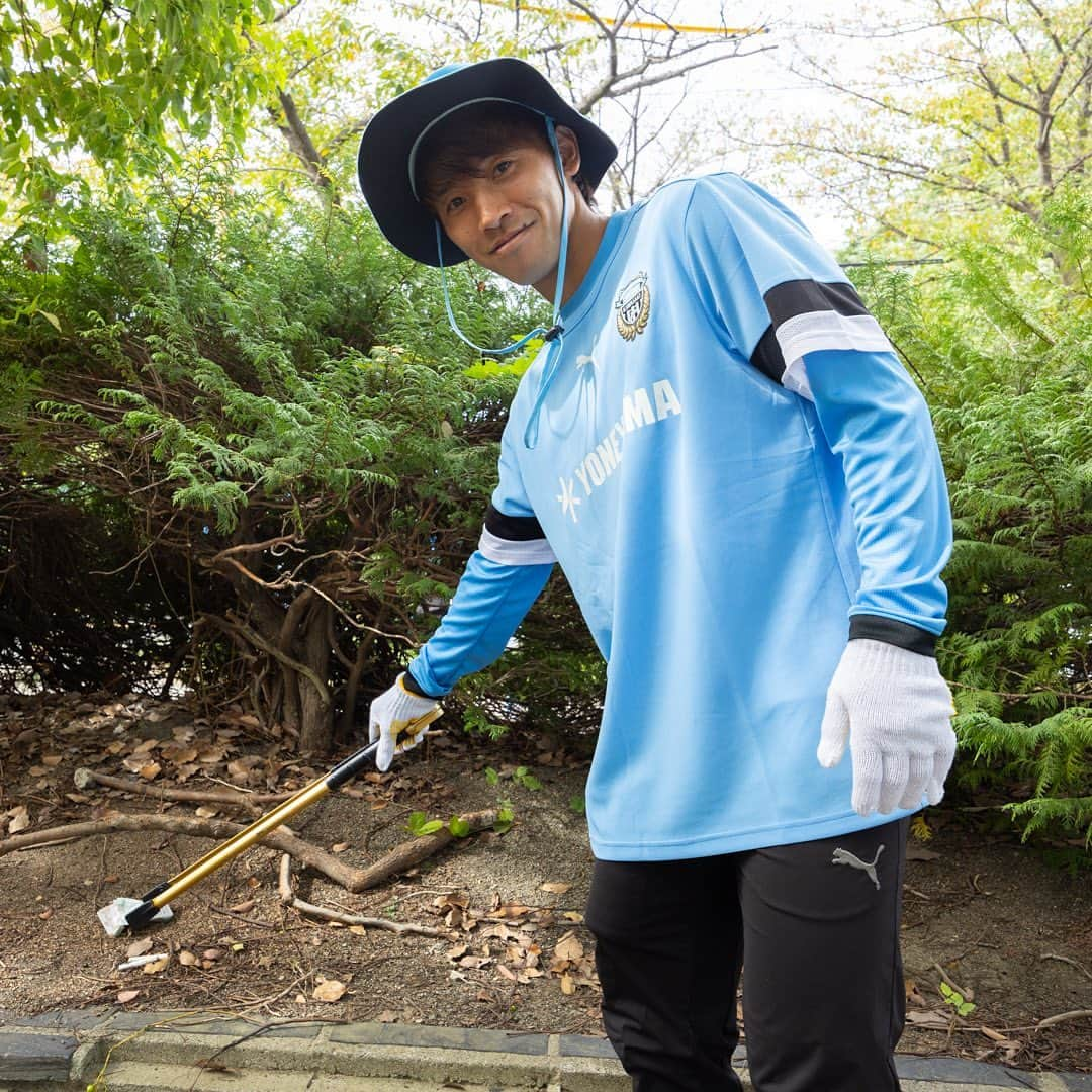 カブレラさんのインスタグラム写真 - (カブレラInstagram)「☀︎ 今日は、選手会主催で「等々力緑地清掃活動 Supported by ヨネヤマ」が行われたよっ(o˘◡˘o)🌱  ぼくたちのホームスタジアムである等々力🏟️スタジアム含め、緑地や周辺住民の皆さんにも普段からとってもお世話になっているっ🙏そんなぼくたちにとって大切な場所をぼくたちみんなでキレイにしようっていう活動だよ🪄✨  選手くんたちは、集まってくれたサポーターのみんなと一緒にゴミ拾いや、草むしりに約1時間勤しんでいたっ(ง •̀_•́)ง   等々力周辺をキレイにできたことはもちろん、サポーターのみんなと一緒に歩きながら、コミュニケーションを取りながら同じ作業に取り組めた時間は、まだシーズンを戦っていくチームにとってもすごく大切な時間になったはず🙌参加してくれたみんな、今日はありがとうっ🩵  今日参加してきたよーっていう人がフォロワーさんに居たら、感想だったり「この選手と一緒に活動したよー」なんてコメントも待ってるよーっ٩(๑❛ᴗ❛๑)۶ 🩵#byカブレラ ☀︎ #川崎フロンターレ選手会 #等々力緑地清掃活動 #山根視来 #大南拓磨 #橘田健人 #バフェティンビゴミス #バフェくんファミリー👦👦 #海堀あゆみ さん #WEリーグコミュニティオーガナイザー #レアンドロダミアン #ジェジエウ #マルシーニョ #瀬川祐輔 #ワルンタ #小林悠 #名願斗哉 #川崎フロンターレ #frontale」10月14日 21時39分 - kawasaki_frontale