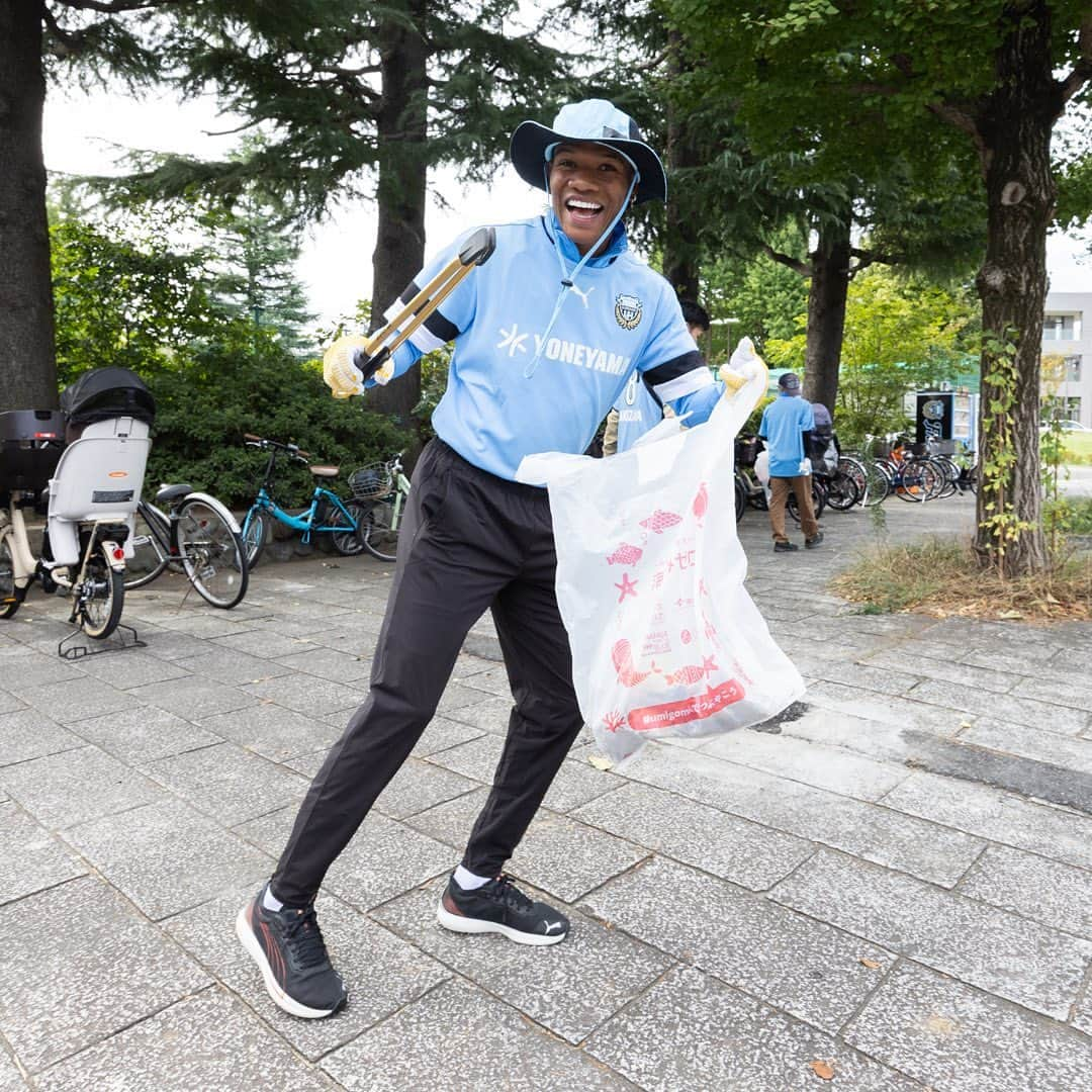 カブレラさんのインスタグラム写真 - (カブレラInstagram)「☀︎ 今日は、選手会主催で「等々力緑地清掃活動 Supported by ヨネヤマ」が行われたよっ(o˘◡˘o)🌱  ぼくたちのホームスタジアムである等々力🏟️スタジアム含め、緑地や周辺住民の皆さんにも普段からとってもお世話になっているっ🙏そんなぼくたちにとって大切な場所をぼくたちみんなでキレイにしようっていう活動だよ🪄✨  選手くんたちは、集まってくれたサポーターのみんなと一緒にゴミ拾いや、草むしりに約1時間勤しんでいたっ(ง •̀_•́)ง   等々力周辺をキレイにできたことはもちろん、サポーターのみんなと一緒に歩きながら、コミュニケーションを取りながら同じ作業に取り組めた時間は、まだシーズンを戦っていくチームにとってもすごく大切な時間になったはず🙌参加してくれたみんな、今日はありがとうっ🩵  今日参加してきたよーっていう人がフォロワーさんに居たら、感想だったり「この選手と一緒に活動したよー」なんてコメントも待ってるよーっ٩(๑❛ᴗ❛๑)۶ 🩵#byカブレラ ☀︎ #川崎フロンターレ選手会 #等々力緑地清掃活動 #山根視来 #大南拓磨 #橘田健人 #バフェティンビゴミス #バフェくんファミリー👦👦 #海堀あゆみ さん #WEリーグコミュニティオーガナイザー #レアンドロダミアン #ジェジエウ #マルシーニョ #瀬川祐輔 #ワルンタ #小林悠 #名願斗哉 #川崎フロンターレ #frontale」10月14日 21時39分 - kawasaki_frontale