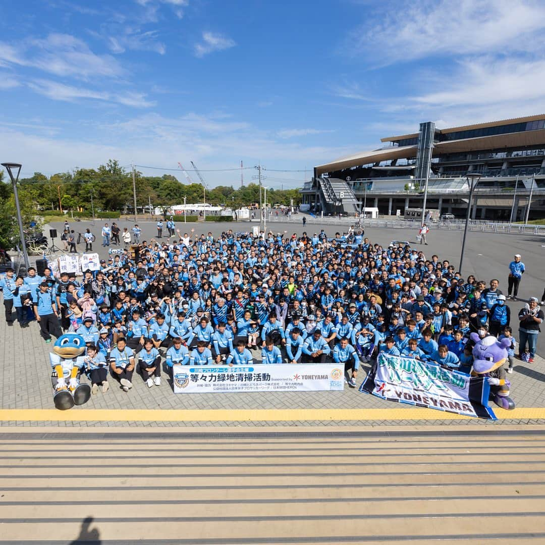 カブレラさんのインスタグラム写真 - (カブレラInstagram)「☀︎ 今日は、選手会主催で「等々力緑地清掃活動 Supported by ヨネヤマ」が行われたよっ(o˘◡˘o)🌱  ぼくたちのホームスタジアムである等々力🏟️スタジアム含め、緑地や周辺住民の皆さんにも普段からとってもお世話になっているっ🙏そんなぼくたちにとって大切な場所をぼくたちみんなでキレイにしようっていう活動だよ🪄✨  選手くんたちは、集まってくれたサポーターのみんなと一緒にゴミ拾いや、草むしりに約1時間勤しんでいたっ(ง •̀_•́)ง   等々力周辺をキレイにできたことはもちろん、サポーターのみんなと一緒に歩きながら、コミュニケーションを取りながら同じ作業に取り組めた時間は、まだシーズンを戦っていくチームにとってもすごく大切な時間になったはず🙌参加してくれたみんな、今日はありがとうっ🩵  今日参加してきたよーっていう人がフォロワーさんに居たら、感想だったり「この選手と一緒に活動したよー」なんてコメントも待ってるよーっ٩(๑❛ᴗ❛๑)۶ 🩵#byカブレラ ☀︎ #川崎フロンターレ選手会 #等々力緑地清掃活動 #山根視来 #大南拓磨 #橘田健人 #バフェティンビゴミス #バフェくんファミリー👦👦 #海堀あゆみ さん #WEリーグコミュニティオーガナイザー #レアンドロダミアン #ジェジエウ #マルシーニョ #瀬川祐輔 #ワルンタ #小林悠 #名願斗哉 #川崎フロンターレ #frontale」10月14日 21時39分 - kawasaki_frontale