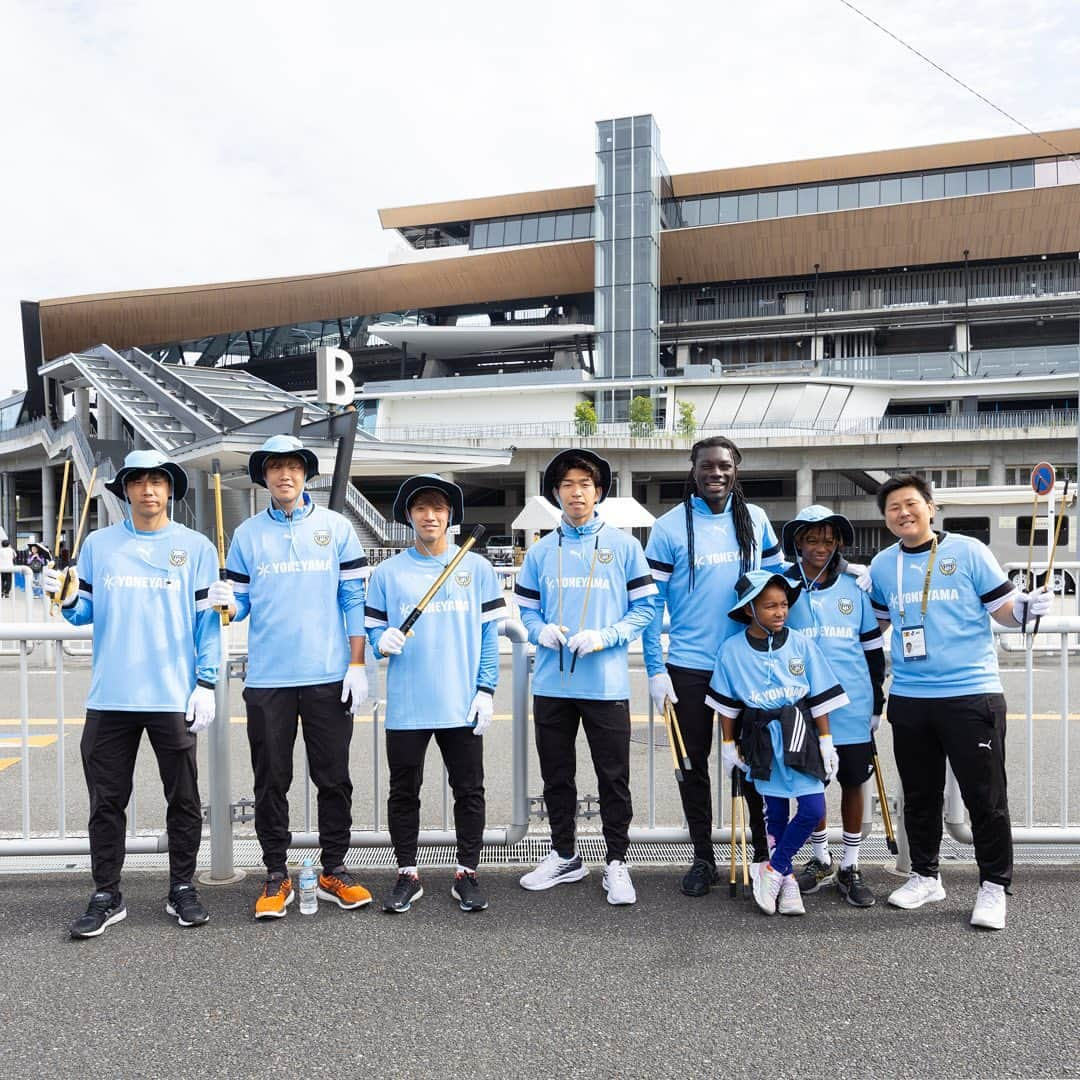 カブレラさんのインスタグラム写真 - (カブレラInstagram)「☀︎ 今日は、選手会主催で「等々力緑地清掃活動 Supported by ヨネヤマ」が行われたよっ(o˘◡˘o)🌱  ぼくたちのホームスタジアムである等々力🏟️スタジアム含め、緑地や周辺住民の皆さんにも普段からとってもお世話になっているっ🙏そんなぼくたちにとって大切な場所をぼくたちみんなでキレイにしようっていう活動だよ🪄✨  選手くんたちは、集まってくれたサポーターのみんなと一緒にゴミ拾いや、草むしりに約1時間勤しんでいたっ(ง •̀_•́)ง   等々力周辺をキレイにできたことはもちろん、サポーターのみんなと一緒に歩きながら、コミュニケーションを取りながら同じ作業に取り組めた時間は、まだシーズンを戦っていくチームにとってもすごく大切な時間になったはず🙌参加してくれたみんな、今日はありがとうっ🩵  今日参加してきたよーっていう人がフォロワーさんに居たら、感想だったり「この選手と一緒に活動したよー」なんてコメントも待ってるよーっ٩(๑❛ᴗ❛๑)۶ 🩵#byカブレラ ☀︎ #川崎フロンターレ選手会 #等々力緑地清掃活動 #山根視来 #大南拓磨 #橘田健人 #バフェティンビゴミス #バフェくんファミリー👦👦 #海堀あゆみ さん #WEリーグコミュニティオーガナイザー #レアンドロダミアン #ジェジエウ #マルシーニョ #瀬川祐輔 #ワルンタ #小林悠 #名願斗哉 #川崎フロンターレ #frontale」10月14日 21時39分 - kawasaki_frontale