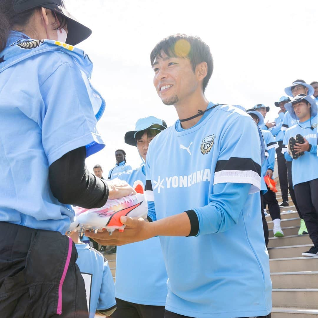 カブレラさんのインスタグラム写真 - (カブレラInstagram)「☀︎ 今日は、選手会主催で「等々力緑地清掃活動 Supported by ヨネヤマ」が行われたよっ(o˘◡˘o)🌱  ぼくたちのホームスタジアムである等々力🏟️スタジアム含め、緑地や周辺住民の皆さんにも普段からとってもお世話になっているっ🙏そんなぼくたちにとって大切な場所をぼくたちみんなでキレイにしようっていう活動だよ🪄✨  選手くんたちは、集まってくれたサポーターのみんなと一緒にゴミ拾いや、草むしりに約1時間勤しんでいたっ(ง •̀_•́)ง   等々力周辺をキレイにできたことはもちろん、サポーターのみんなと一緒に歩きながら、コミュニケーションを取りながら同じ作業に取り組めた時間は、まだシーズンを戦っていくチームにとってもすごく大切な時間になったはず🙌参加してくれたみんな、今日はありがとうっ🩵  今日参加してきたよーっていう人がフォロワーさんに居たら、感想だったり「この選手と一緒に活動したよー」なんてコメントも待ってるよーっ٩(๑❛ᴗ❛๑)۶ 🩵#byカブレラ ☀︎ #川崎フロンターレ選手会 #等々力緑地清掃活動 #山根視来 #大南拓磨 #橘田健人 #バフェティンビゴミス #バフェくんファミリー👦👦 #海堀あゆみ さん #WEリーグコミュニティオーガナイザー #レアンドロダミアン #ジェジエウ #マルシーニョ #瀬川祐輔 #ワルンタ #小林悠 #名願斗哉 #川崎フロンターレ #frontale」10月14日 21時39分 - kawasaki_frontale