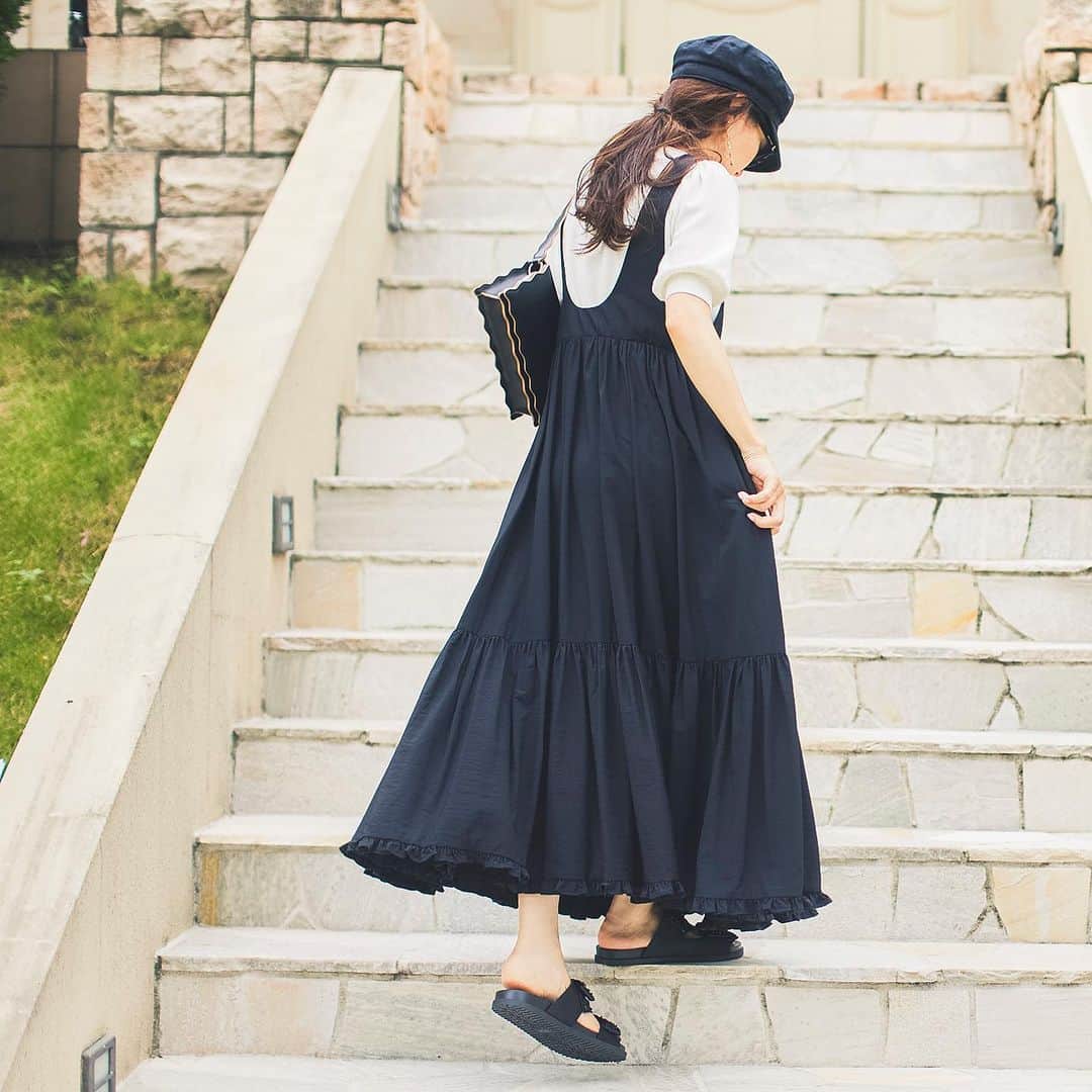 Tsuru by Mariko Oikawaのインスタグラム：「Mulan.  旬のサロペットスカートも、他と差がつくシルエットが魅力。 軽やかで夏まで活躍してくれる一枚はカジュアルな足元とも相性◎  Mulan ¥31,900（tax in） size:free  ご予約中は10%OFFとなります。 10/16（月）13:00締切。  #tsuru #tsurubymarikooikawa #2024ss #2024spring #preorder」