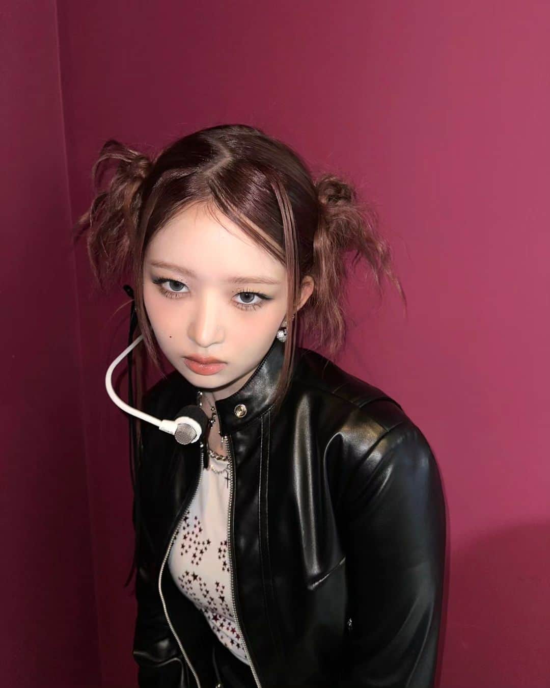 IVEのインスタグラム：「냥🐈‍⬛🖤  #IVE #아이브 #アイヴ #REI #레이 #レイ #1stEP #IVEMINE #Eitherway #OfftheRecord #Baddie」