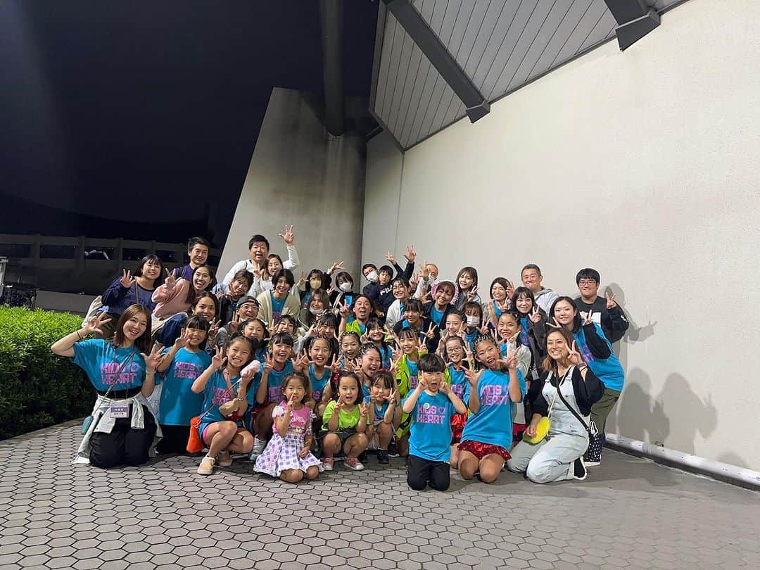佐野俊輔のインスタグラム：「kids heartプロモーション  初の全国大会✨  結果は銅賞受賞！  この子達が歴史を作ってくれた。  ここに連れてきてくれた。  本当にありがとう！  結果を出させる事が出来なくて申し訳ない気持ちがいっぱいあって、でもありがとうもいっぱいいっぱいあって。  また喜べるチャンスを貰いました。  全国の壁はデカい  デカい  だからめちゃくちゃワクワクするな！  保護者の皆さんや、関係者の皆さん… そして配信で応援してくれた皆さん… 名古屋に残こり仕事をしてくれた社員の皆さん…  みんなみんなありがとうございました。  皆さんのおかげでまた一つ子ども達の未来が輝くこととなりました！！  明日もリハーサル、  そして、たくさんのイベントが御座います  一つひとつに結果と成果を求めて参ります  気をつけて帰りまーす  ねむっ！」