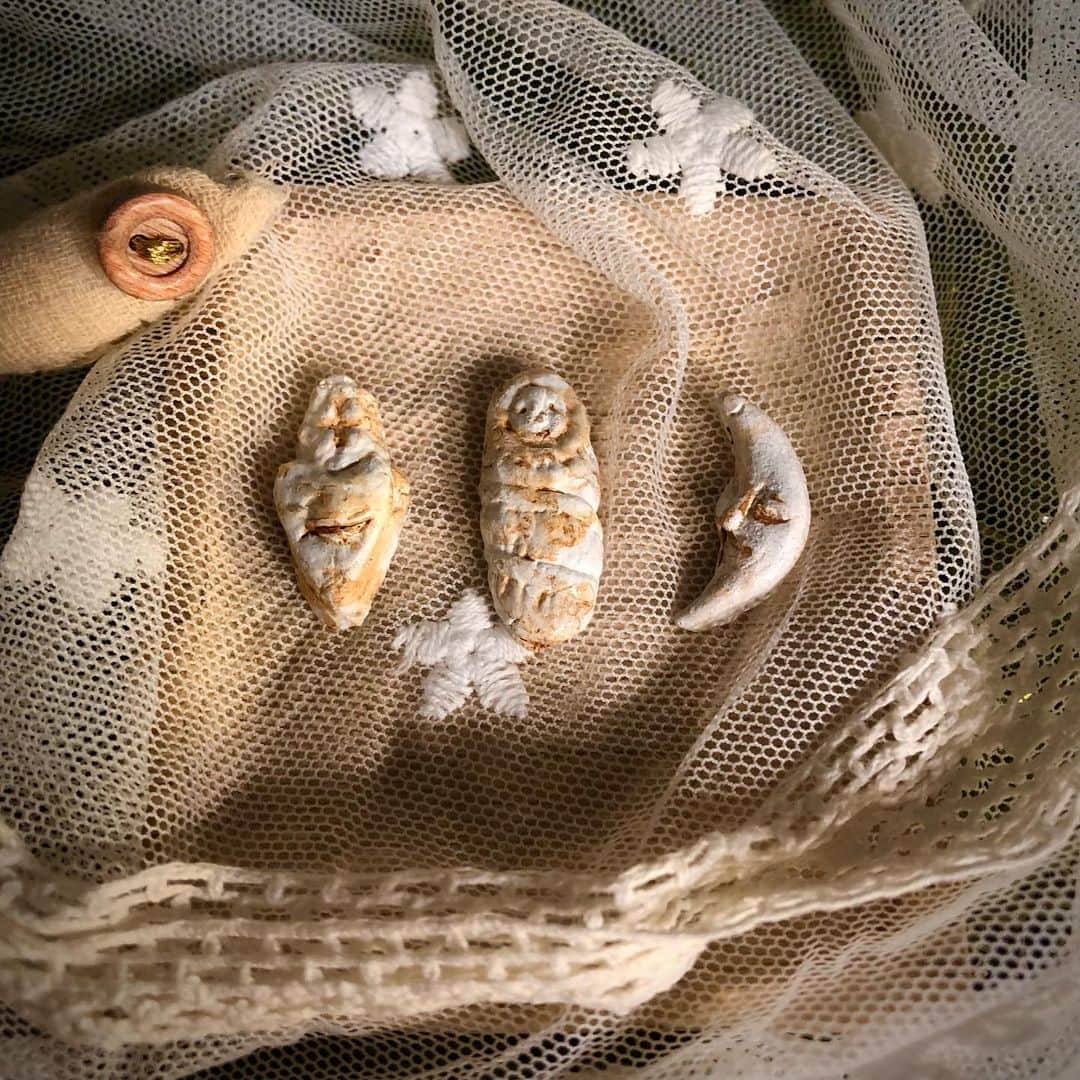 時川りおのインスタグラム：「We will give  a ceramic petit fave as a novelty to those who purchase the booklet (500 yen) at the next Exhibition 🎁✨.  Example) ・Sacred Heart ・Baby wrapped in swaddling clothes ・Crescent Moon (Randomly selected)  Rakuen -Paraiso Ondine, Higashi-Koenji ,Tokyo 10/31(Tue) - 11/12(Sun)  18-23:00(Sat.-Sun. 14-23:00)Closed on Mon.  【続報】教室展にて冊子(500円)をご購入頂いた方に、ノベルティとして陶器のプチフェーヴを差し上げます🎁✨  アトリエ果樹園からは ・聖心 ・おくるみベビー ・三日月様 の３種類です (各種ランダム)  (おくるみベビーは　#清水真理　先生の原型です、あと２つは #riotokikawa 作)  「楽園〜ぱらいそ〜」 東高円寺オンディーヌ 10/31(火)〜11/12(日)  18〜23時(土日14〜23時)月休  †††††††††††  #gallery #ギャラリー　#artgallery #フェーヴ　#feve #展覧会情報 #美術展 #陶芸　#陶器　#ceramic #ceramicart  #craftart #newcontemporaryart #fantasyart」