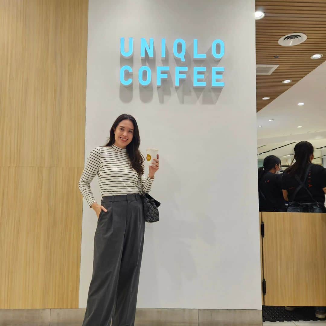 安藤ミレイのインスタグラム：「First UNIQLO COFFEE in the Philippines opened in Glorietta 5!!! Omedetou gozaimasu🥳🇯🇵🇵🇭  📍 UNIQLO Global Flagship Store at Glorietta 5  Congratulations on your 5th anniverasary!!  I haven't had the An Pan for a long time🥹It tastes like a real Japanese traditional one✨️For anyone who is interested, it was "tsubu-an"🤭  For those who have no idea what I'm taking about, just let me explain quickly... We use An(Red Bean) in many kinds of Japanese traditional sweets, and we always care if it's "koshi-an" or "tsubu-an". Imagine "koshi-an" is creamy peanut butter and "tsubu-an" is chunky peanut butter!  マカティのグロリエッタ5にオープンしたユニクロコーヒーに行ってきました☕フィリピン初出店です🎉  すごく混んでたけど、さすがのオペレーションでバシバシさばいてた👏✨️日本の誇り🇯🇵  あんぱんは粒あんだったよ～✨  #uniqlocoffee #uniqlo #uniqloph #fashion #ootd #makati #philippines #lovethephilippines #cafehopping #cafehoppingph #フィリピン生活 #マニラ生活 #マカティ #ユニクロ #ユニクロコーヒー」