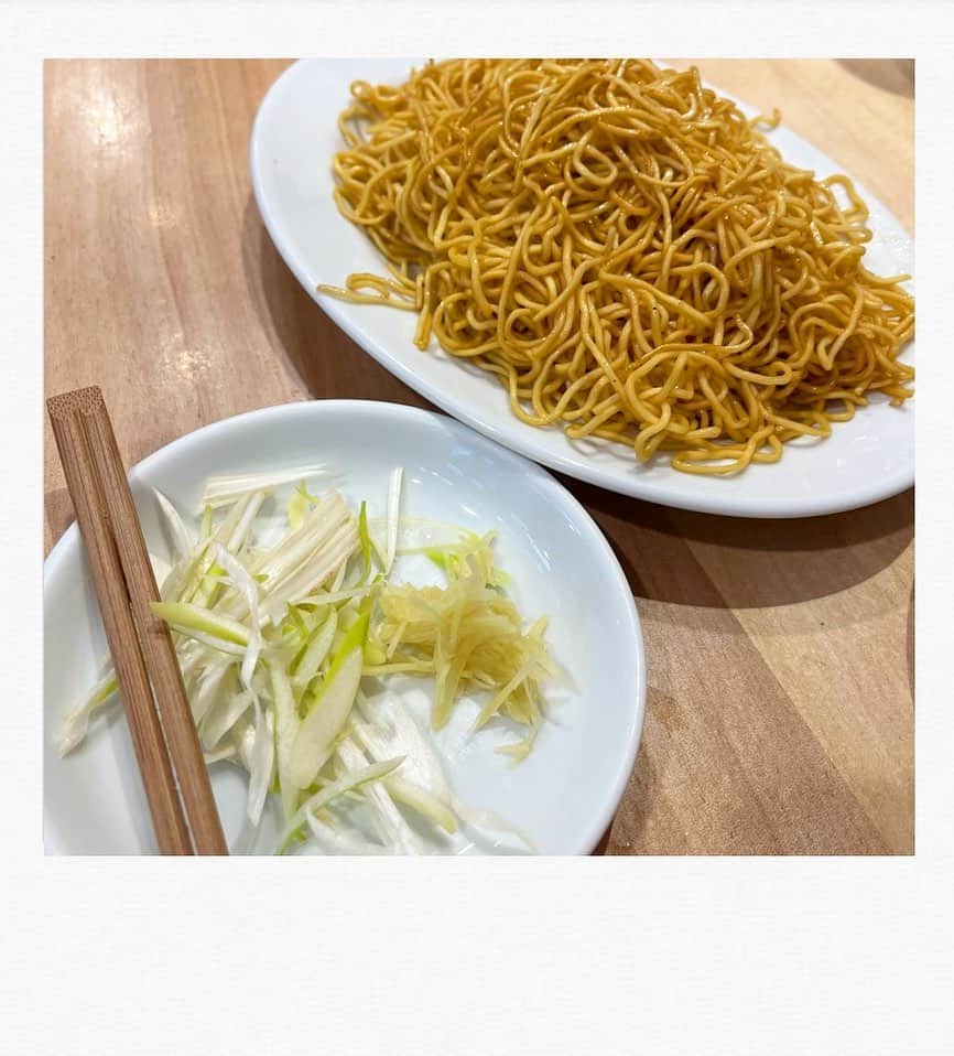 かせきさいだぁのインスタグラム：「代々木八幡にある『宝味八萬』さんの「焼きそば」が大好物❤️薬味を乗せてわしわし食べるの〜」