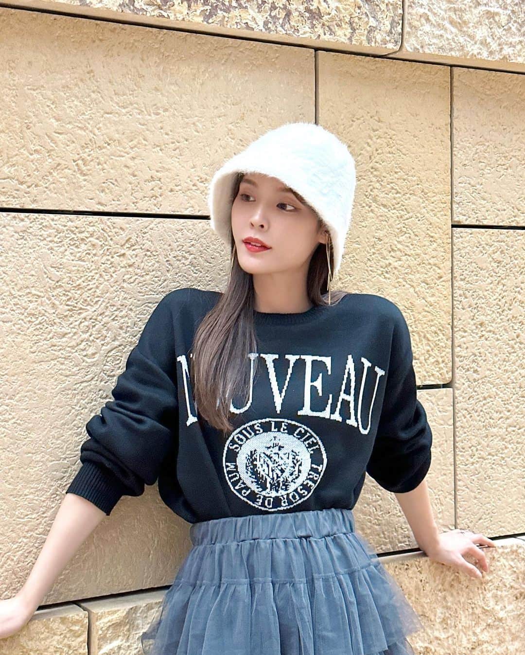 磯田 ひかる(Hikaru Isoda) のインスタグラム：「こんばんは☺️🩷 週末ですね〜！過ごしやすい気温でお出かけ日和🚶‍♀️  この日はロゴニット×チュールスカートコーデ♥ カジュアルと甘めの組み合わせがお気に入りܸ. ̫ .ܸ  【着用アイテム】 Tops @classicalelf_official  《Javaジャバコラボ》風合い溢れるこだわりのデザイン。主役級4wayジャガードロゴニット ブラック S ¥2,999税込  Skirt @grl_official  チュールティアードスカート[gn119] チャコール ¥1,599（税込）  Shoes @zara   ------------------------------ picaru：162cm / 骨格ウェーブ 1st ブライトスプリング 2nd ブライトサマー  大人可愛いスタイルアップコーデ ヘアメイクを合わせた トータルスタイリングを提案🤍  不定期にストーリーで ファッションお悩み相談募集中🥰 ------------------------------  他の投稿を見る→【@picaruuu】」