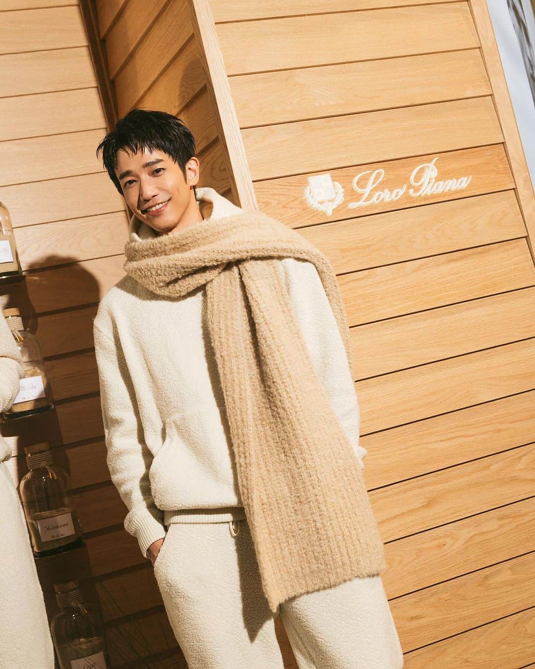 ジャスパー・リューのインスタグラム：「@loropiana #LoroPiana #loropianacocooning  台北101四樓 cocooning 期間限定 這天玩的很開心，大家有時間可以來試穿看看真的很舒適～好久沒這麼近距離的見到大家了👋各位還好嗎？ 都加油，村長要來上山去了。⛰⛰⛰」