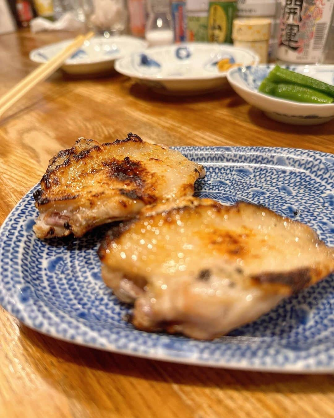 蜂谷晏海さんのインスタグラム写真 - (蜂谷晏海Instagram)「どうしても焼き鳥が食べたい夜に旦那さんと居酒屋in夏 投稿しようと思ってたのに、いつの間にやら秋だ🍂 炭火前で汗かきながらのビールは至高。🍺 #焼き鳥#居酒屋#カウンター好き #ビール#レモンサワー」10月14日 21時46分 - hachiyaami