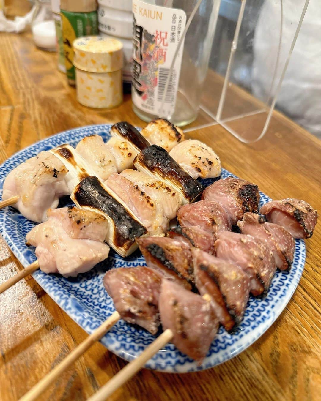 蜂谷晏海さんのインスタグラム写真 - (蜂谷晏海Instagram)「どうしても焼き鳥が食べたい夜に旦那さんと居酒屋in夏 投稿しようと思ってたのに、いつの間にやら秋だ🍂 炭火前で汗かきながらのビールは至高。🍺 #焼き鳥#居酒屋#カウンター好き #ビール#レモンサワー」10月14日 21時46分 - hachiyaami