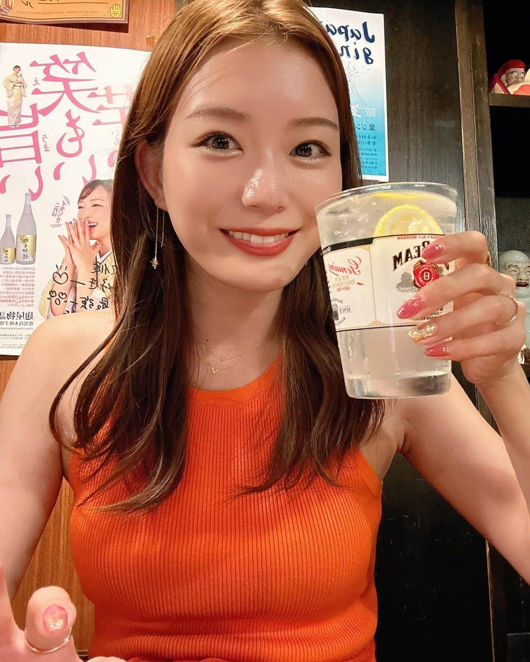 蜂谷晏海のインスタグラム：「どうしても焼き鳥が食べたい夜に旦那さんと居酒屋in夏 投稿しようと思ってたのに、いつの間にやら秋だ🍂 炭火前で汗かきながらのビールは至高。🍺 #焼き鳥#居酒屋#カウンター好き #ビール#レモンサワー」