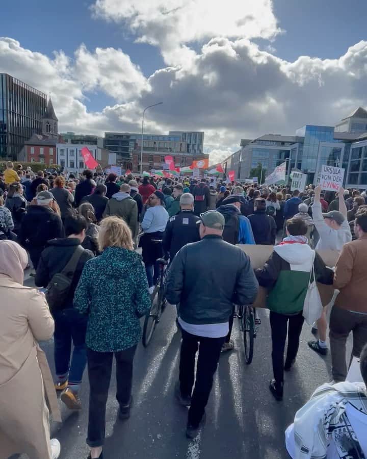 リアム・カニンガムのインスタグラム：「Dublin now. #Gaza」