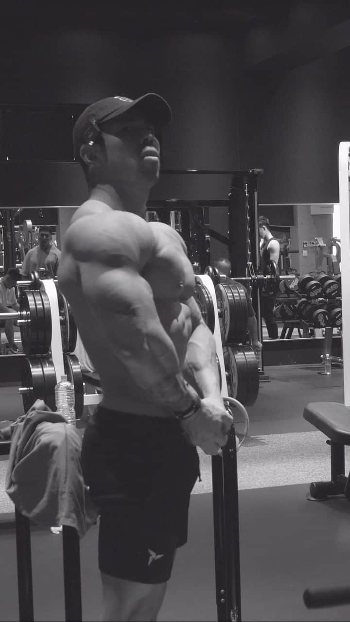 Kanekin Fitnessのインスタグラム：「7 weeks in.  バルク期7週目。  @_cutz_  keeping me in shape🔥」