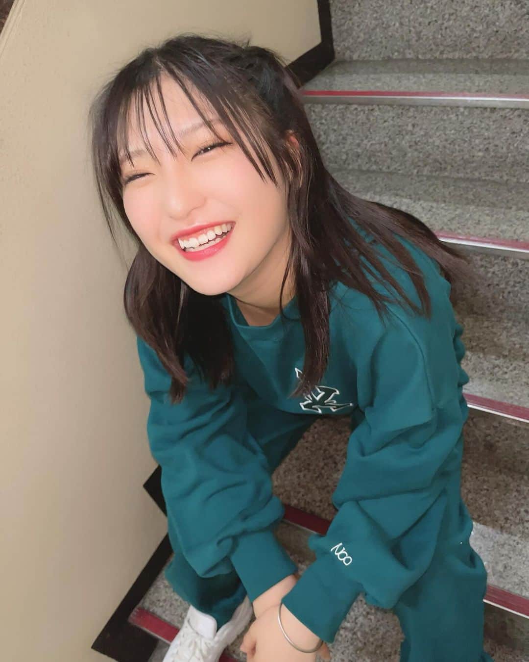 のインスタグラム：「💚☺️💚 . . . .  今日もみんなお疲れ様なのだ🥺  私は、単独ライブのリハにおわれてます😚  そして今日は、生配信でした🧚‍♂️ 単独ライブのタイトルが発表されましたぁ！ アプガを推して正解です！🫶  沢山の方にお会いできますように🫣💗 待ってるよぉ🤍  そしてForUでお話もできて嬉しかった🫶 ありがとうね🥺  また明日もリハです！ がんばる～💪  #xgirl #平成フラミンゴにこちゃん #コラボ #instagram #idol #アイドル #ハーフツイン #idol #fashion #fyp #アイドル #アプガ #アップアップガールズ仮 #住田悠華」