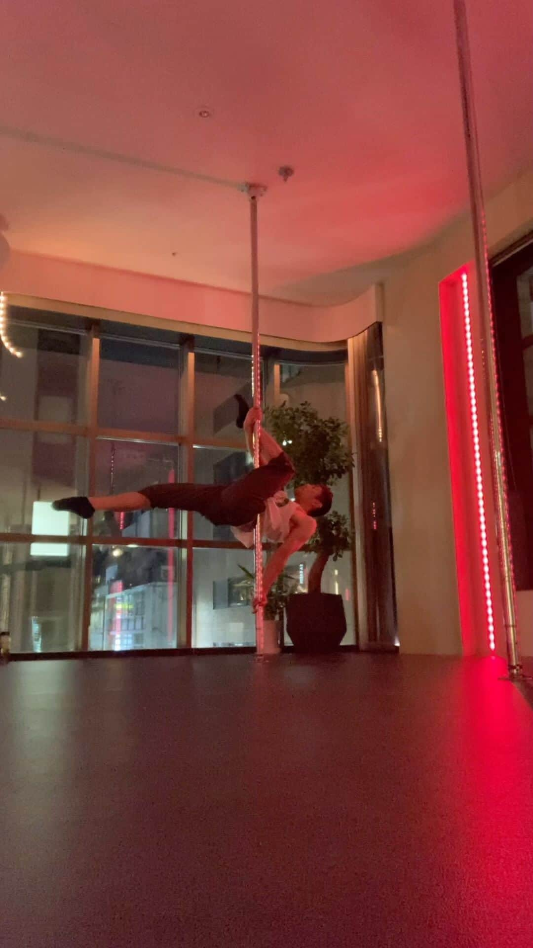 NISHIOのインスタグラム：「Inspired by @polestructions 🙏✨ . . . . . #dance #dancer #performance #performer #polemove #pdstaticcombo #poledancemotivation #polelove #static #poletrickoftheday #pdsplit #pdtrick #noa #pop #japan #japanese #tokyo #東京 #ginza #銀座 #polish #ポールダンス #poledance #ダンス #トレーニング #ポールダンサー #ポールダンス初心者 #carnival #burlesque #cabaret」