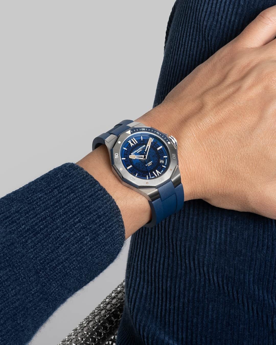 ボーンメルシーさんのインスタグラム写真 - (ボーンメルシーInstagram)「Whether you're exploring the depths of the ocean or attending a business meeting, the Riviera Azur timepieces are versatile enough to suit your lifestyle.   These timepieces are designed with water sports in mind, featuring unidirectional rotating bezels that make them the perfect companions for aquatic adventures. The Riviera Azur comes with an integrated grained and satin-finished blue rubber strap, while the Riviera Diver offers the option of an additional stainless steel bracelet for added versatility. With a range of bracelet options to choose from, you can easily customize your watch to suit your style and mood!  Which shade of the Riviera speaks to your heart? -- Riviera 10716 & 10717 42 mm, Baumatic Manufacture movement, Stainless steel case, Smoked sapphire crystal dial, 30 ATM Water-resistance, Date aperture, 5 days Power Reserve, Chronometric precision, Antimagnetic to 1500 Gauss, Fast Strap technology - Interchangeable strap system.  Eligible for an 8-year warranty -- #BaumeetMercier  #ShapingTime  #Riviera #Since73  #DailyWatch  #Watches #Watch #InstaWatch #WatchOfTheDay #WatchesOfInstagram #WatchLover #WatchCollector #LuxuryWatch #InstaWatch #Style  #Elegant #WristWatch #Timepiece #WatchMaking」10月14日 22時00分 - baumeetmercier