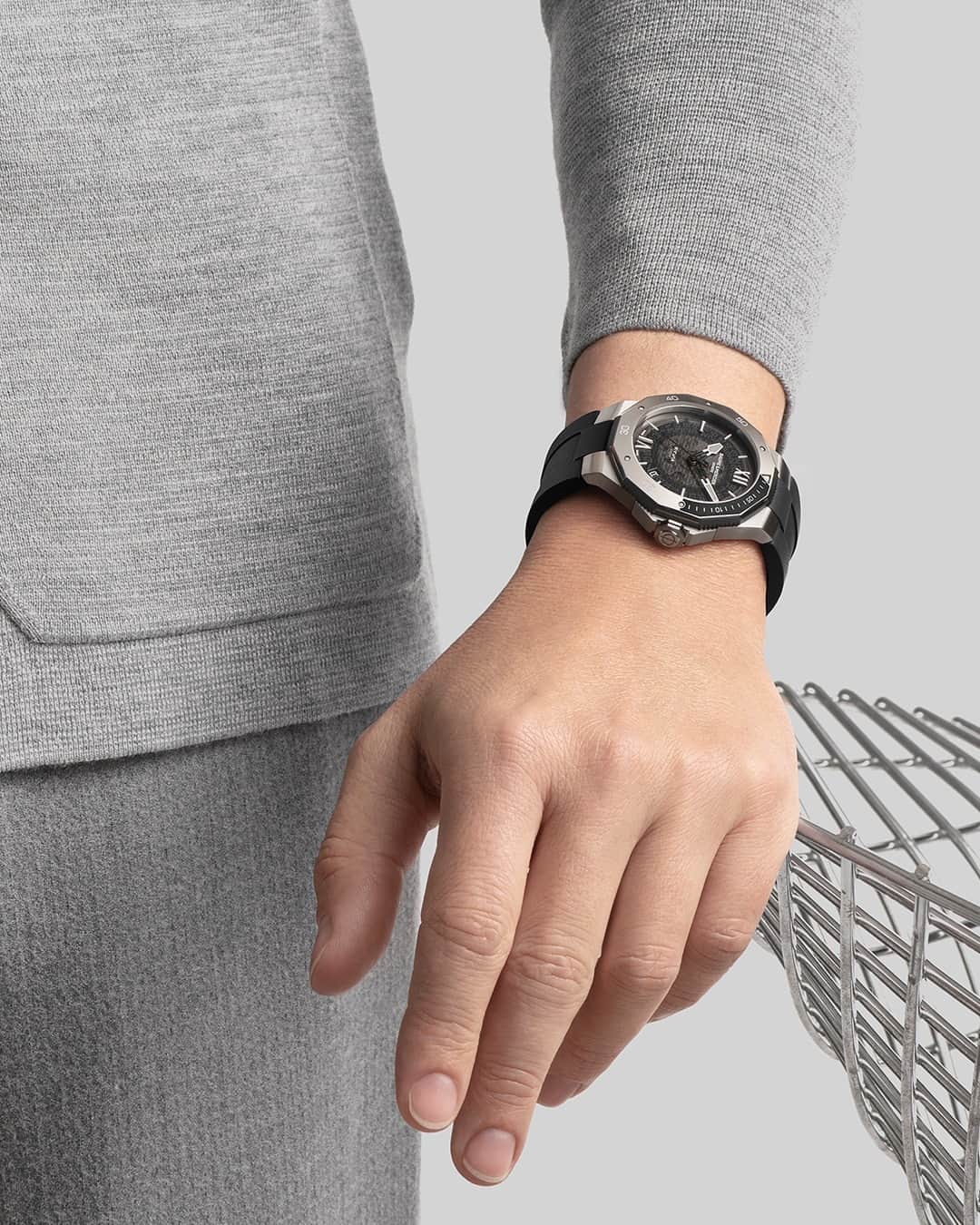 ボーンメルシーのインスタグラム：「Whether you're exploring the depths of the ocean or attending a business meeting, the Riviera Azur timepieces are versatile enough to suit your lifestyle.   These timepieces are designed with water sports in mind, featuring unidirectional rotating bezels that make them the perfect companions for aquatic adventures. The Riviera Azur comes with an integrated grained and satin-finished blue rubber strap, while the Riviera Diver offers the option of an additional stainless steel bracelet for added versatility. With a range of bracelet options to choose from, you can easily customize your watch to suit your style and mood!  Which shade of the Riviera speaks to your heart? -- Riviera 10716 & 10717 42 mm, Baumatic Manufacture movement, Stainless steel case, Smoked sapphire crystal dial, 30 ATM Water-resistance, Date aperture, 5 days Power Reserve, Chronometric precision, Antimagnetic to 1500 Gauss, Fast Strap technology - Interchangeable strap system.  Eligible for an 8-year warranty -- #BaumeetMercier  #ShapingTime  #Riviera #Since73  #DailyWatch  #Watches #Watch #InstaWatch #WatchOfTheDay #WatchesOfInstagram #WatchLover #WatchCollector #LuxuryWatch #InstaWatch #Style  #Elegant #WristWatch #Timepiece #WatchMaking」
