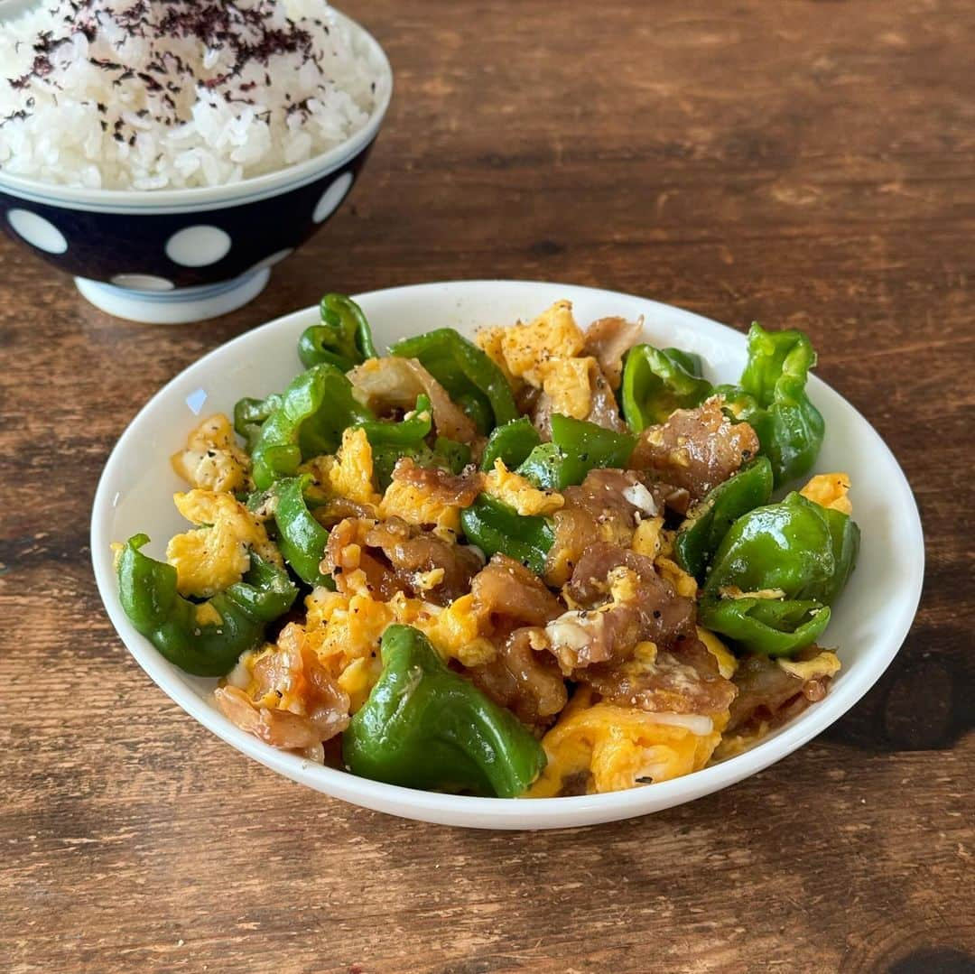 Tesshiさんのインスタグラム写真 - (TesshiInstagram)「味付け簡単 豚肉とピーマンのたまご炒め Stir-fried pork and bell peppers with eggs #yummy #homemade #healthy #stirfry #pork #bellpeppers #eggs #おいしい #炒め物 #豚肉 #ピーマン #卵 #マカロニメイト #フーディーテーブル #手作り  鶏がらスープの素に感謝🙏 好きな油大1、豚肉100g＋片栗粉大1、ピーマン5個、好きな鶏がらスープの素大1/2＋しょうゆ大1/2＋酒大1/2、油追加、卵2個＋水大1、塩胡椒、ゆかりご飯など 1~ tbsp oil, 100g pork with 1 tbsp starch, 5 bell peppers, 1/2 tbsp stock powder, 1/2 tbsp soy sauce, 1/2 tbsp sake, more oil, 2 eggs with 1 tbsp water, salt and pepper… and Gohan with red Shiso Frikake flakes…  肉好きなら豚肉多めピーマン少なめに調整  #新米 @yukitsubakiofficial」10月14日 21時52分 - tmytsm