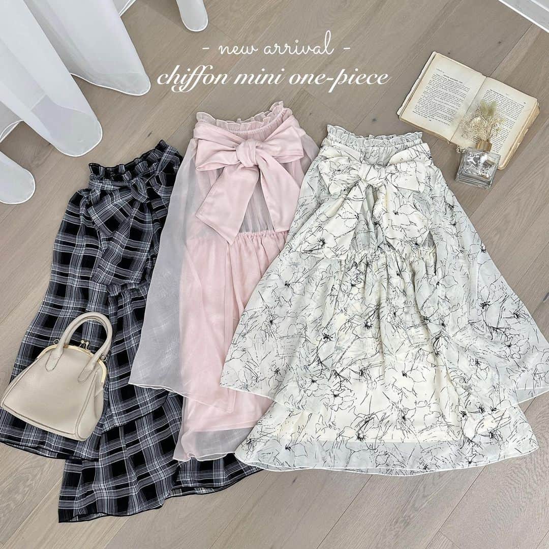 apres jour(アプレジュール) のインスタグラム：「【new arrival🎀】発売中！ ⁡ ◆年齢問わず着られるミニワンピ🤍  シフォン素材の透け感が上品で、甘くなりすぎないデザイン。 スカート部分はしっかり裏地付きで、透けないようになっております◎  袖はフレアスリーブ、スカートはフロントが三枚重ねになっており 唯一無二な美シルエットにこだわりました。  また首周り・ウエストにはゴムが入っており、 着脱が楽ちんでサッと着られる仕様になっております。  付属のリボンは胸元とウエストのどちらにも付けられるので、気分によって着回せます♪  カーディガンを重ねたら秋冬も着られて、シーズンレスに着ていただける1枚です。 ⁡ ⁡ #アソートシフォンミニワンピース 商品番号🔎984375 サイズ…F/XL ￥4,595(taxin) ⁡ ⁡ こちらの画像はインスタ用に加工しておりますので、カラーの雰囲気が実際の商品と異なる場合がございます。 商品ページにてカラーのご確認をお願い致します。 ⁡ #ZOZOでしか買えない #アプレジュール #アプレ部」