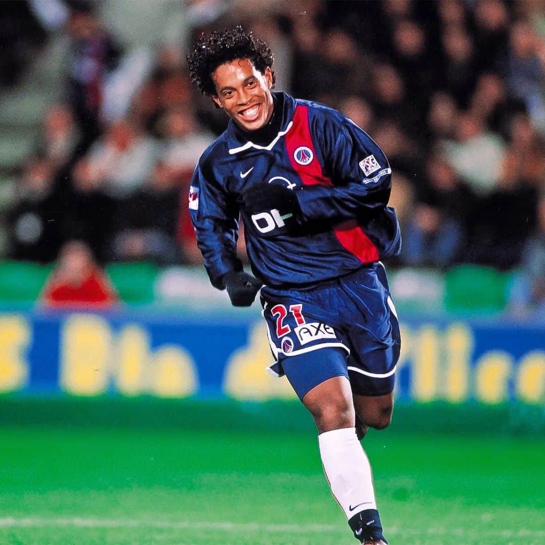 ロナウジーニョのインスタグラム：「Meu primeiro gol na Europa!!! Neste dia em 2001 marquei meu primeiro gol pelo @psg   #AllezParis 🔴🔵」