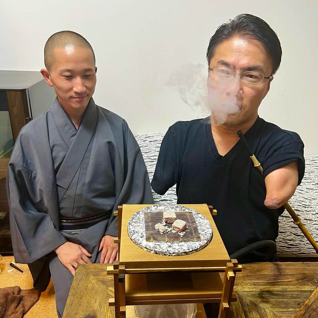 乙武洋匡さんのインスタグラム写真 - (乙武洋匡Instagram)「#シーシャ にハマって2年ほどになりますが、タバコの葉の代わりに茶葉を入れて香りを楽しむ #茶香 を体験🍵  シーシャよりもえぐみがなく、まろやかで優しい吸い口。とんでもない #リラックス効果 もありそうで、これまたハマってしまいそう。  @isokawadaichi 君に教わりながら、また味わいを変えて楽しんでいきたいと思います！」10月14日 21時53分 - ototake_official
