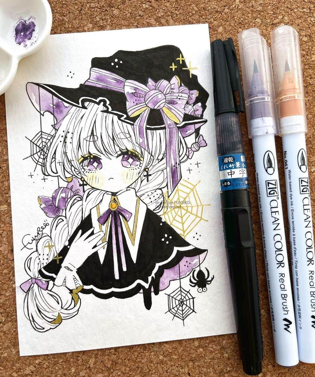 Kuretakeのインスタグラム：「Inktober 2日目のお題「蜘蛛」 FUYUKOさん（@fuyukoiro）が呉竹商品を使って作品を描いてくださいました😊  蜘蛛の巣をあしらったデザインがとっても可愛いです！ リアルブラッシュを使った紫カラーの滲みも素敵✨  Inktober Day 2 ""Spider"" FUYUKO (@fuyukoiro) painted a work using Kuretake products 😊  It's a very cute design with a spider's web! The blending of the purple color using Real Brush is also wonderful✨  ***********************  Art by:@fuyukoiro  Made with: ・速乾 墨液 くれ竹筆 小ぶり 中字   KURETAKE QUICK DRY FUDE PEN KOBURI ""CHUJI"" ・ZIG クリーンカラーリアルブラッシュ  　ZIG CLEAN COLOR Real Brush   No ©Copyright infringement intended. Any issues? Please contact us to fix it.  #kuretake_inktober2023 #kuretake_inktober #インクトーバー #インクトーバー2023 #kuretake #kuretakezig #呉竹 #inktober #inktober2023   #inktober2023spiders #inktober2023day2 #inktober2023day2spiders」