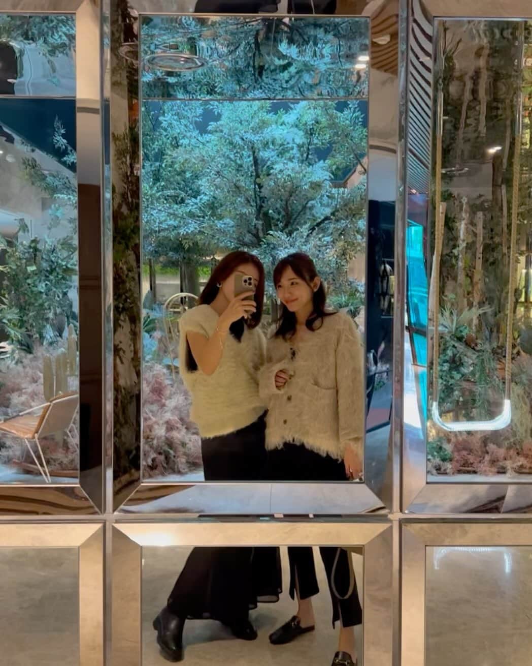 石黒美帆のインスタグラム：「⁡ 🇰🇷 ⁡ ここのホテル可愛い‥！ と2人で24,000円くらいだったので予約してみたら なんと5つ星ホテルだった🫢 ⁡ barもcafeも素敵だったし 本当はスケルトンプールが人気みたい！ また泊まりたいホテルでした。♡ ⁡ ⁡ コーデは tops#AKTE skirt#verseau bracelet#vermillionjewelry  ⁡ スカートは下半分がシアーで とても可愛いんです‥🖤 ⁡ ⁡リジュラン翌日のひどい顔と共に。笑」