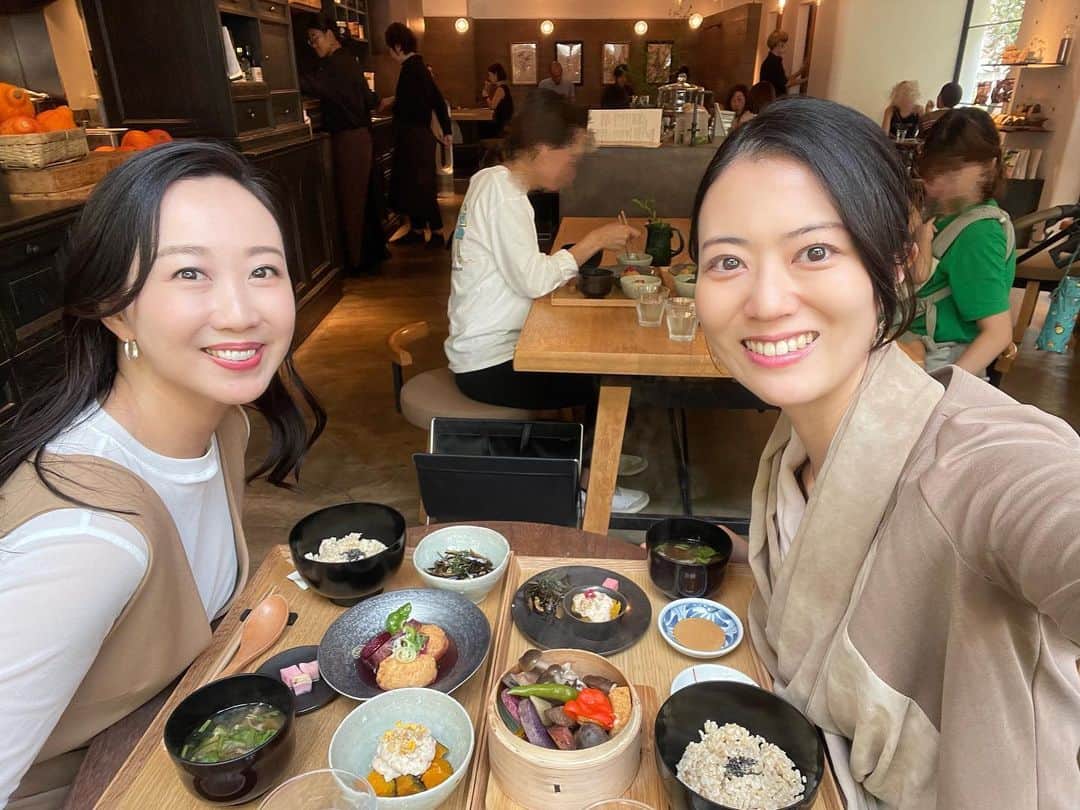 のインスタグラム：「. . 今回の日本での思い出⸜(๑⃙⃘'ᵕ'๑⃙⃘)⸝⋆︎* ⁡ ⁡ 元雪組の花帆杏奈さんとランチをさせて頂きました✨ ほぼ初対面！！ ⁡ ⁡ 現役中は組も違い、お話しさせて頂く機会がありませんでしたが… ご主人様の駐在で海外経験が豊富でいらっしゃって、私も海外にいる関係でいつしかigで繋がり、今回お会いする事が出来ました😆 ⁡ 学年も組も違って、当時面識がなかったとしても、同じ劇団で時を過ごした繋がりは全てに勝るなぁといつも感じます。 初対面なんてこと忘れてしまう位温かく接して下さって、最高に楽しいひと時を過ごす事が出来ました😌 私に関わって下さる方々が皆様素敵な人過ぎて… 幸せ！ ⁡ ⁡ 幸せな一日だったなと思える自分の目の前の事と裏腹に、毎日見る世界情勢で胸の奥に不安を覚えたり、やるせない思いになったりします。 シビアに情勢を観察していないといけないご時世になってきました、、、。 世界に平和が戻りますように。」