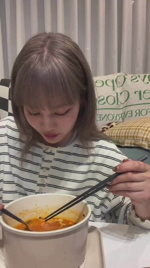 安中芙美のインスタグラム：「ラーメン食べたり 服着替えたり忙しい女」