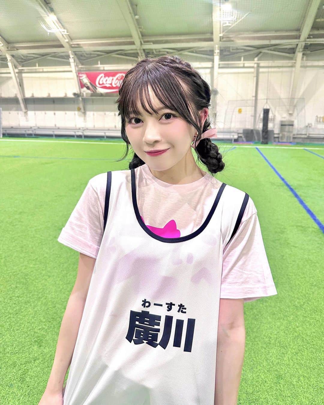 廣川奈々聖のインスタグラム：「お団子ヘア〜！🎶🤍(՞ ᴗ ̫ ᴗ՞)”  憧れの名前入りビブス着れてうれしい🥲♡笑  いっぱい動いてもう筋肉痛だよ 楽しかったな〜 学生の頃思い出した ¨̮ 💭  ドッジボールだけ得意で クラスの女子の中で1番争うくらい強かったの ☁️🐶笑   #avexアイドル運動会 #運動会  #お団子ヘア #ツインアレンジ  #へああれんじ」